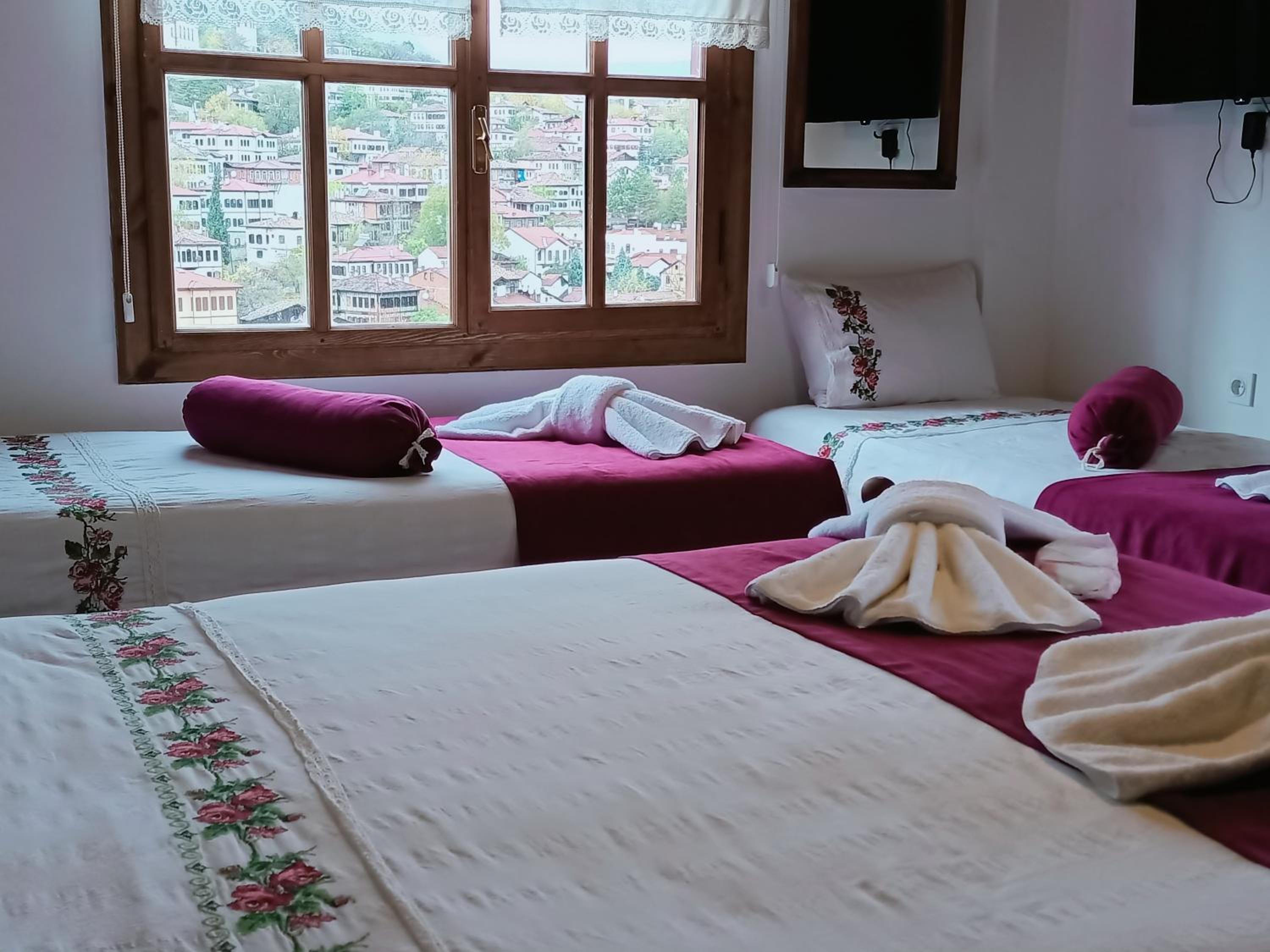 Quadruple Room with Balcony - Photo 7