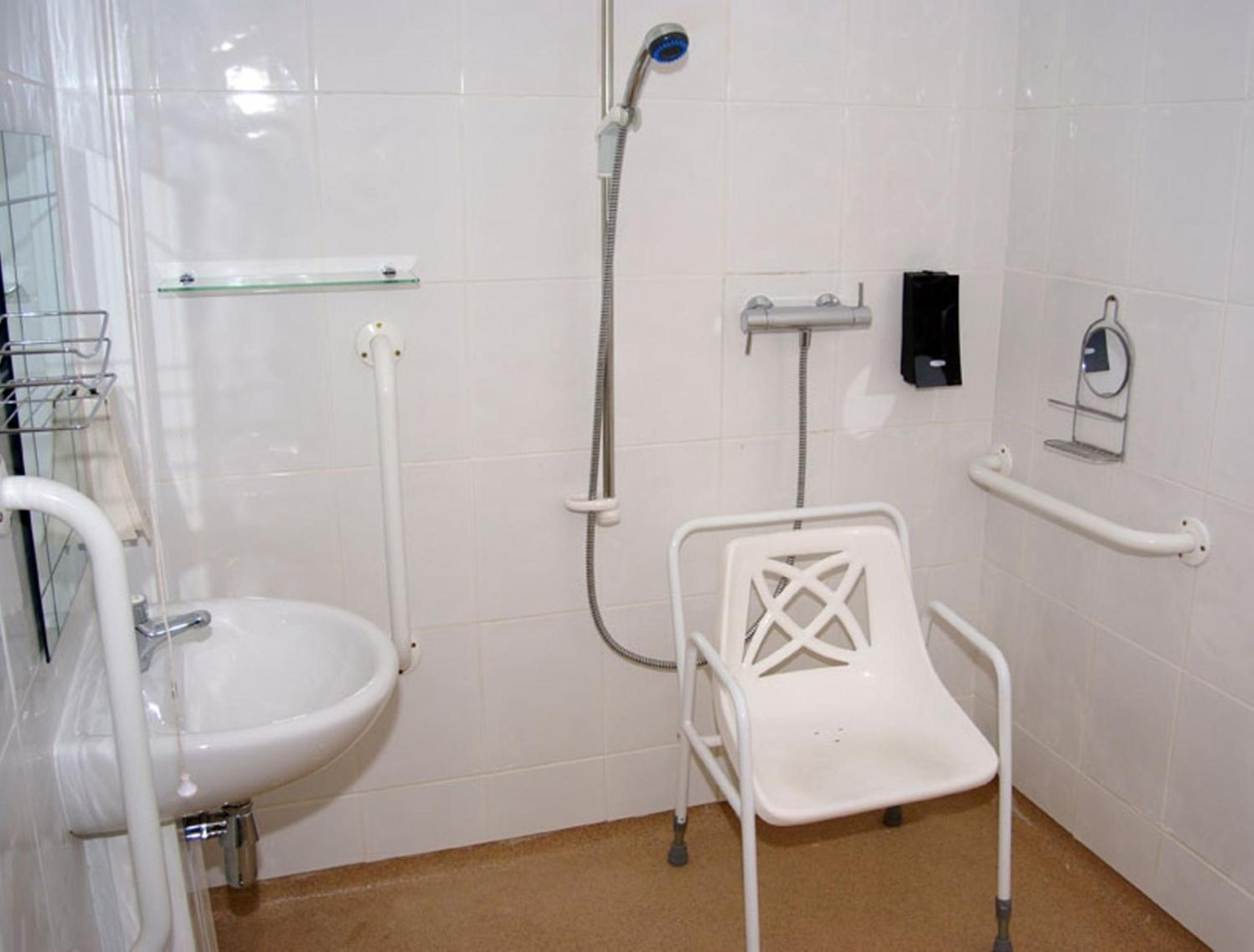 Twin Room - Wheelchair Access with Wet Room - Photo 5