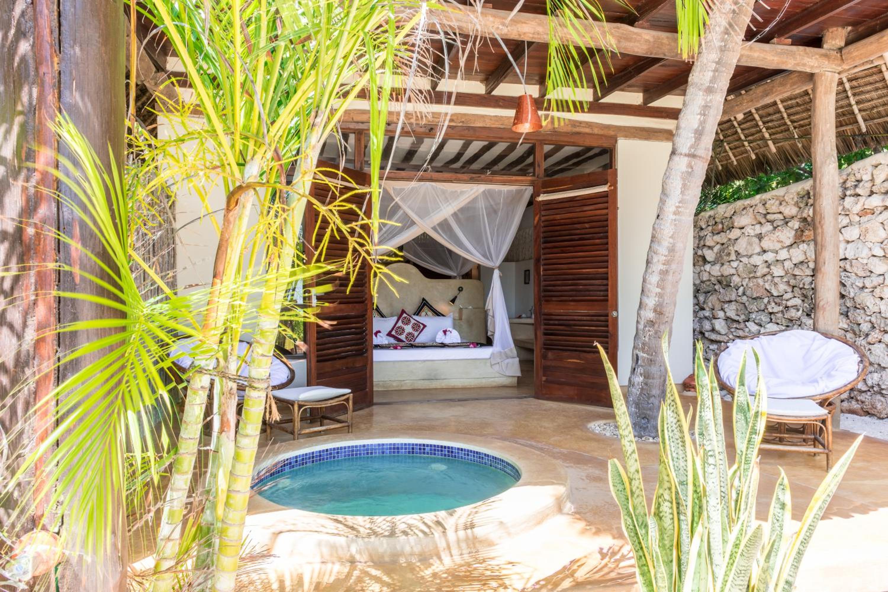 Honeymoon Ocean Suite with Plunge Pool photo 1