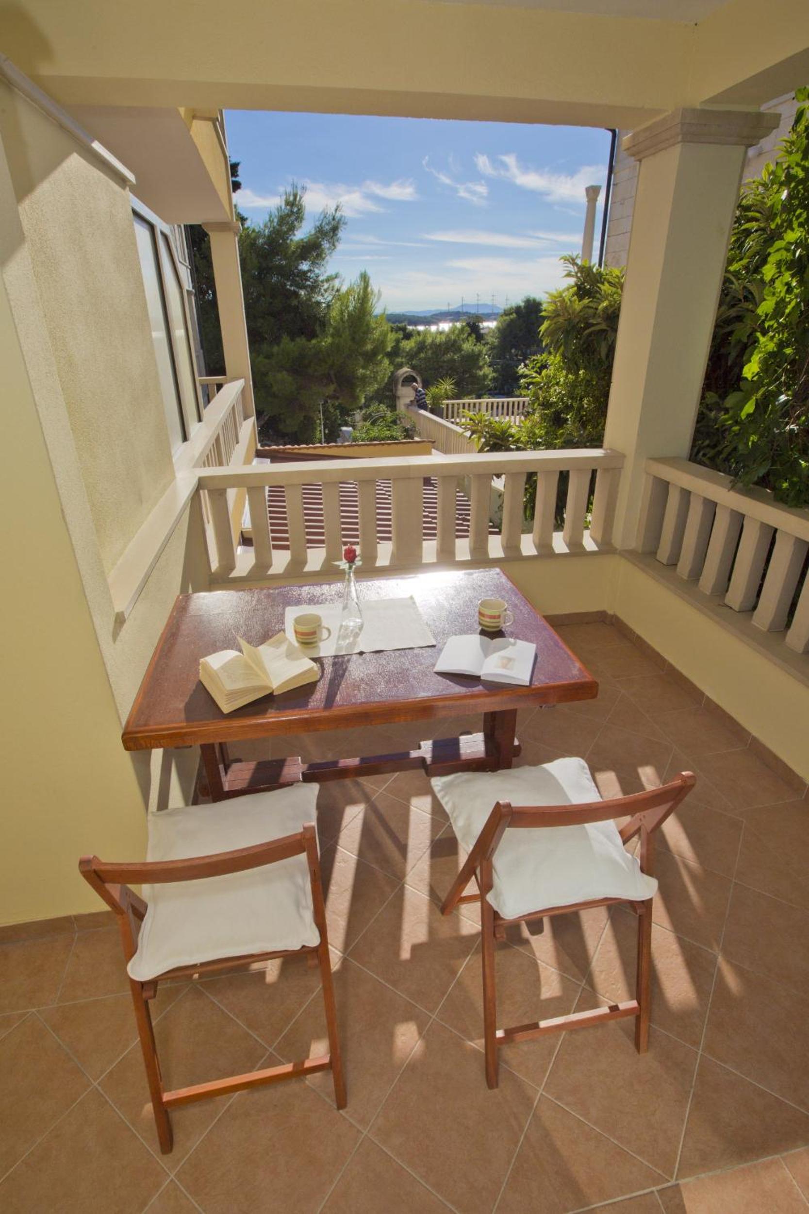 One-Bedroom Apartment with Balcony photo 2