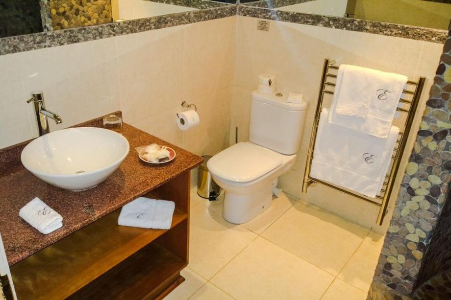 Suite with Hot Tub photo 3