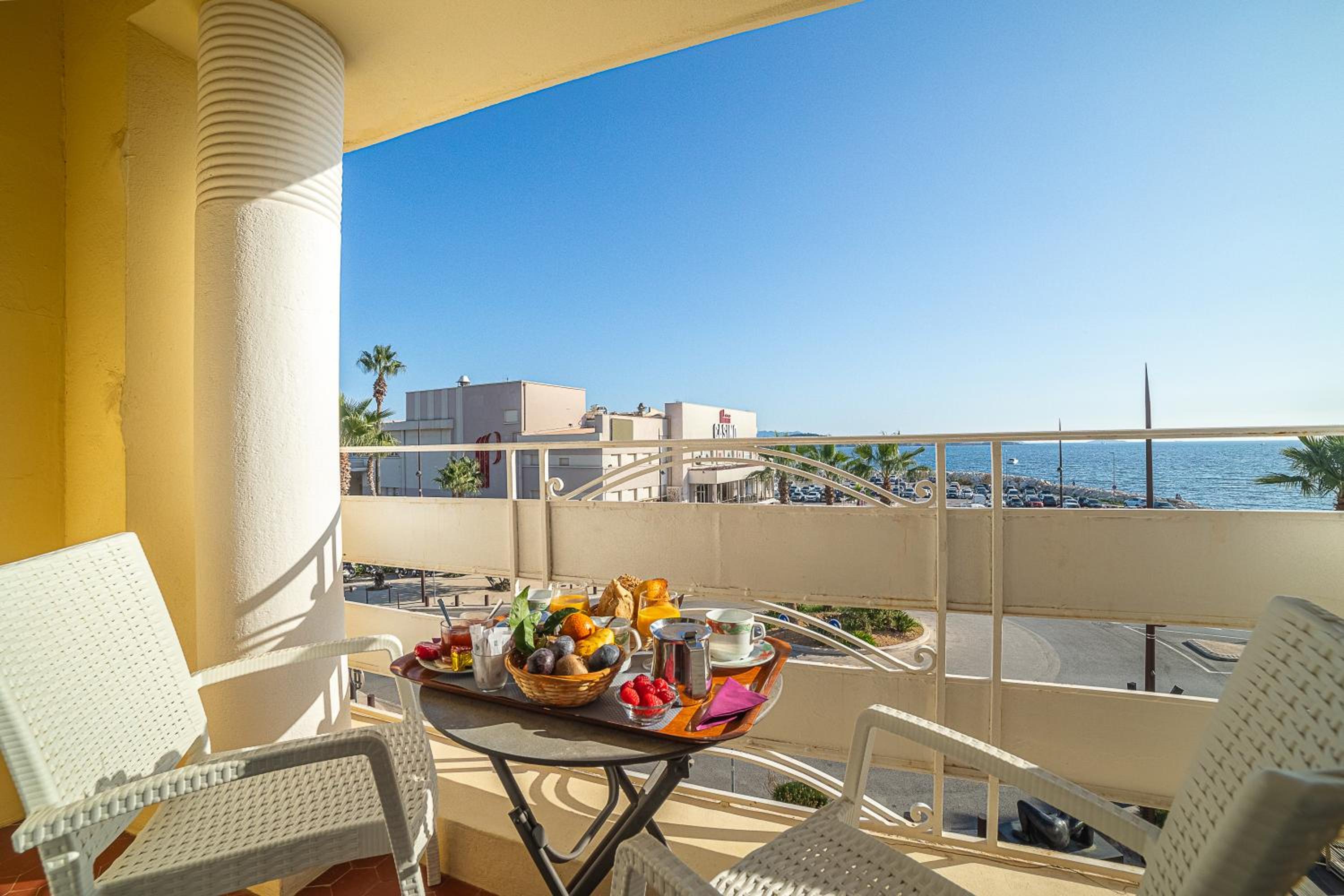 Double or Twin Room with Balcony - Photo 3