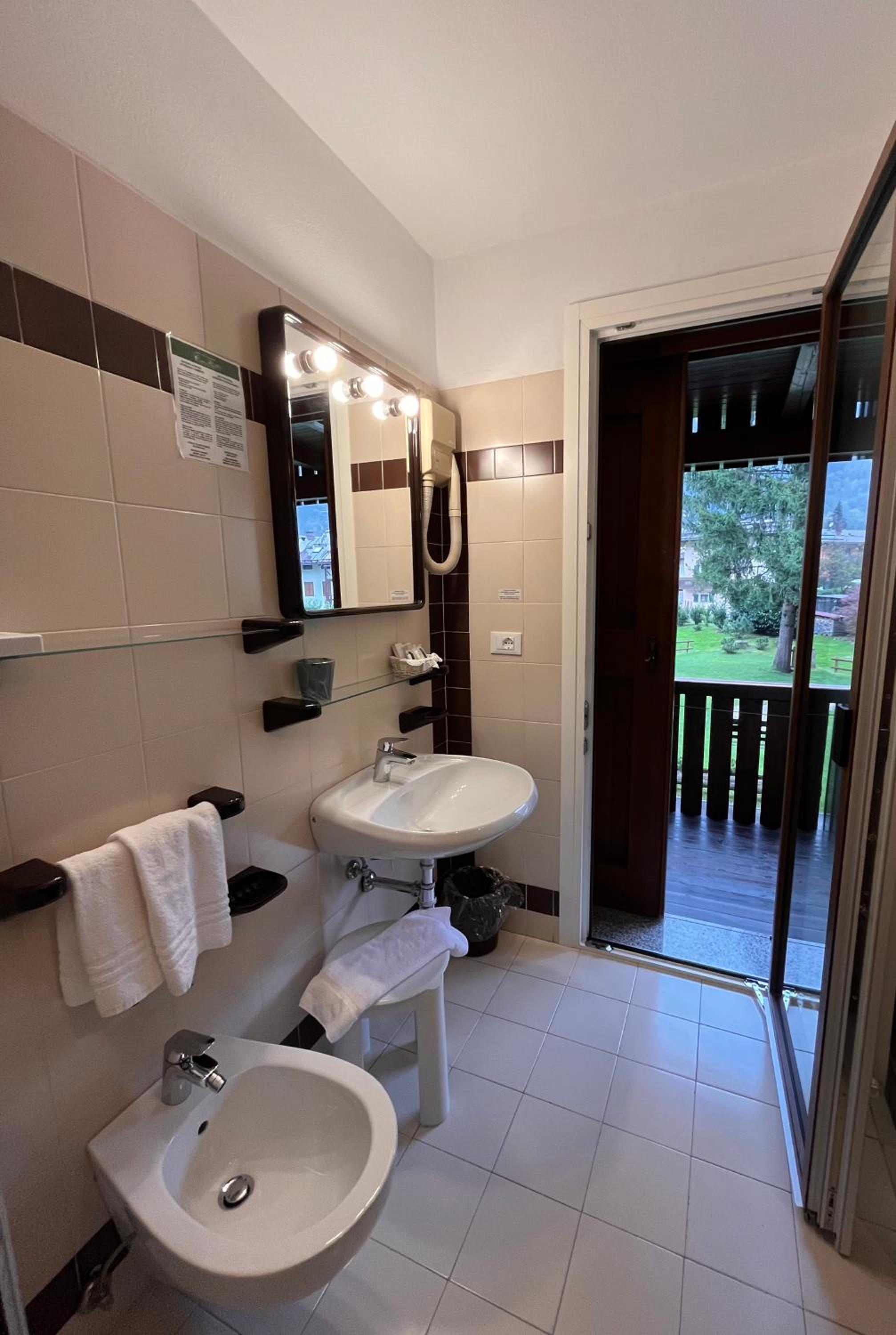 Double Room with Balcony - Photo 2