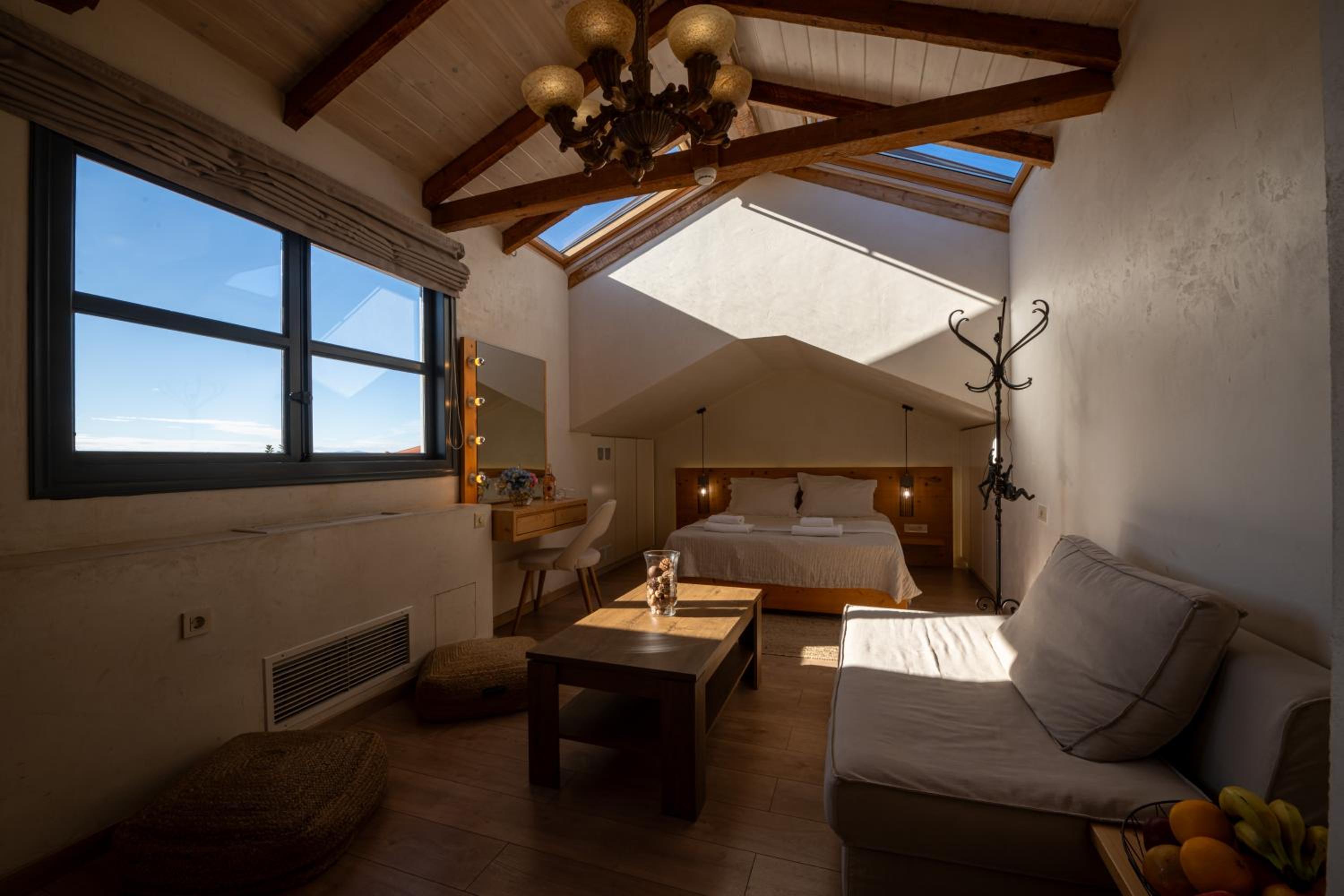 Deluxe Suite with Sea View - Photo 10