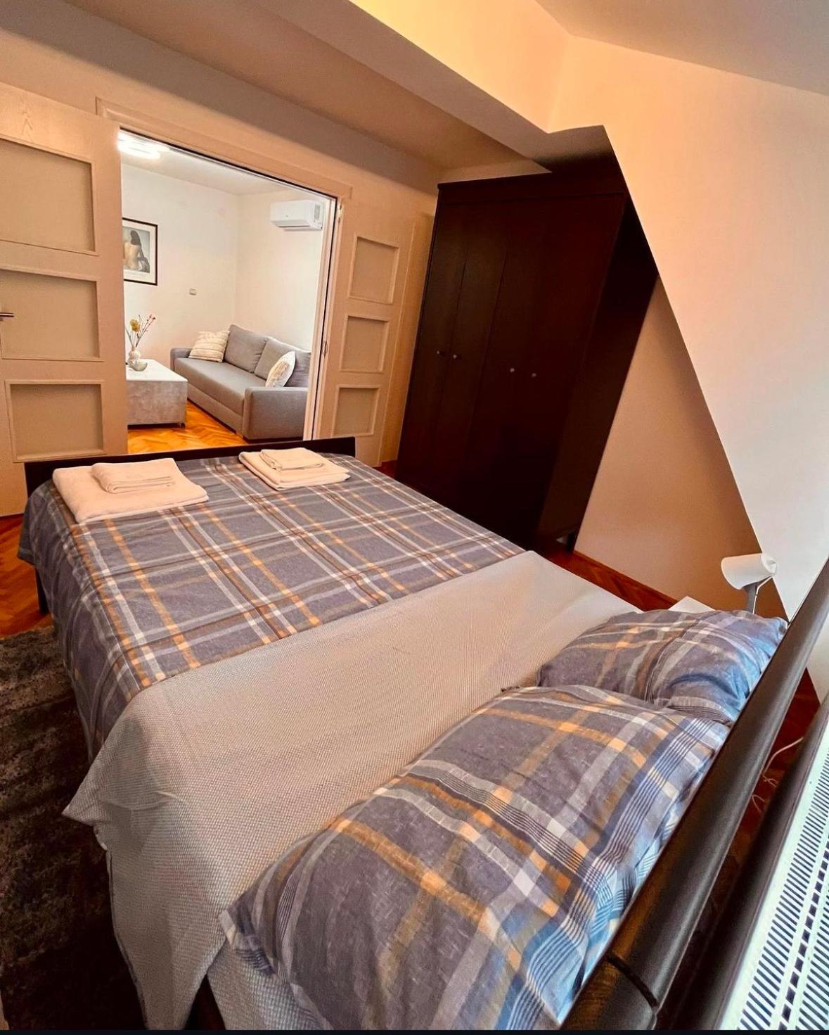 Deluxe One-Bedroom Apartment photo 2