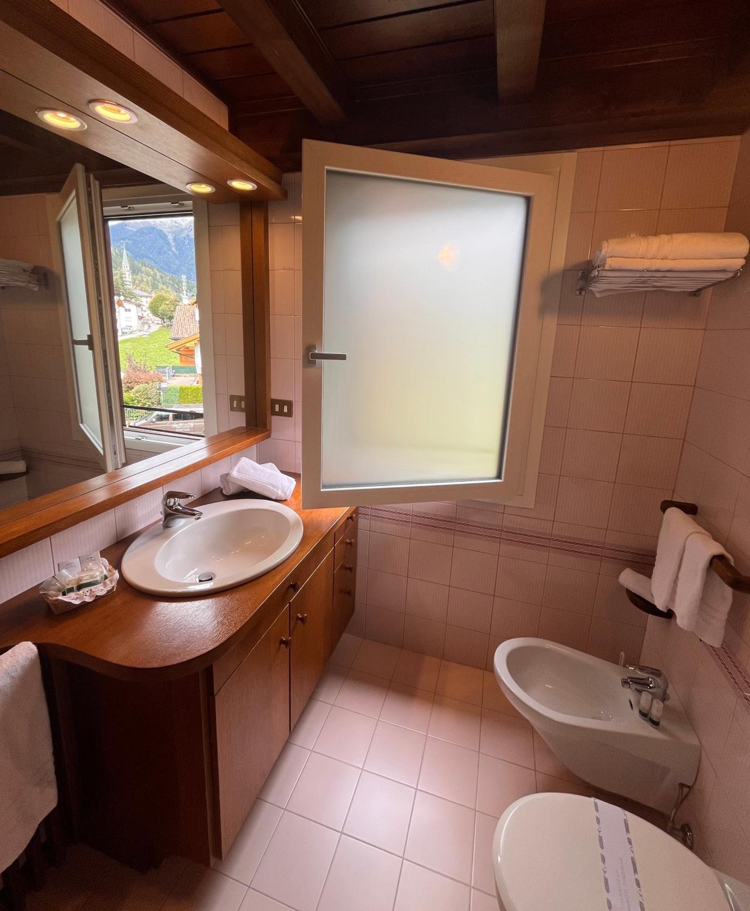 Quadruple Room with Balcony - Photo 2