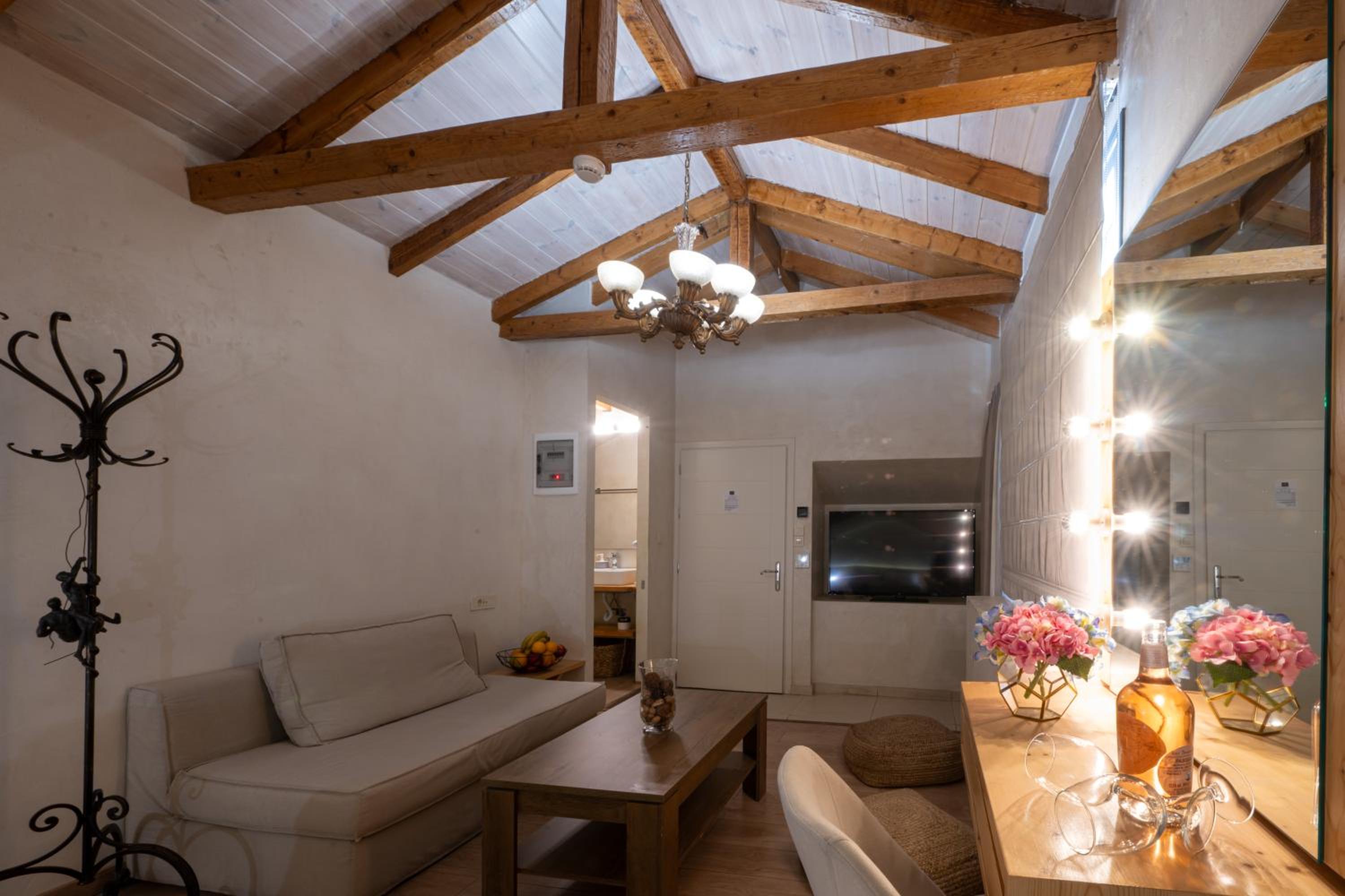 Deluxe Suite with Sea View - Photo 12