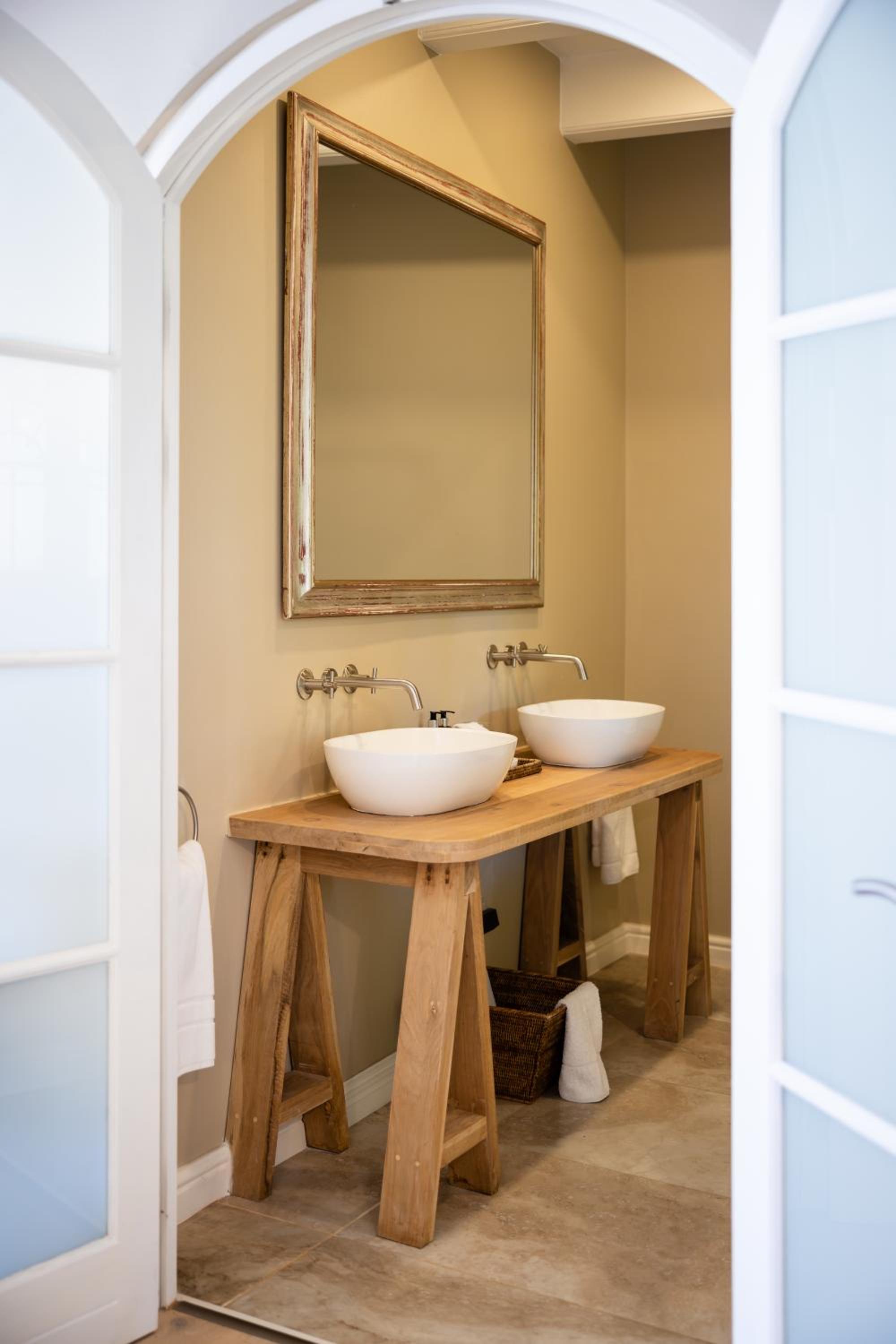 Deluxe Queen Suite - Photo 6