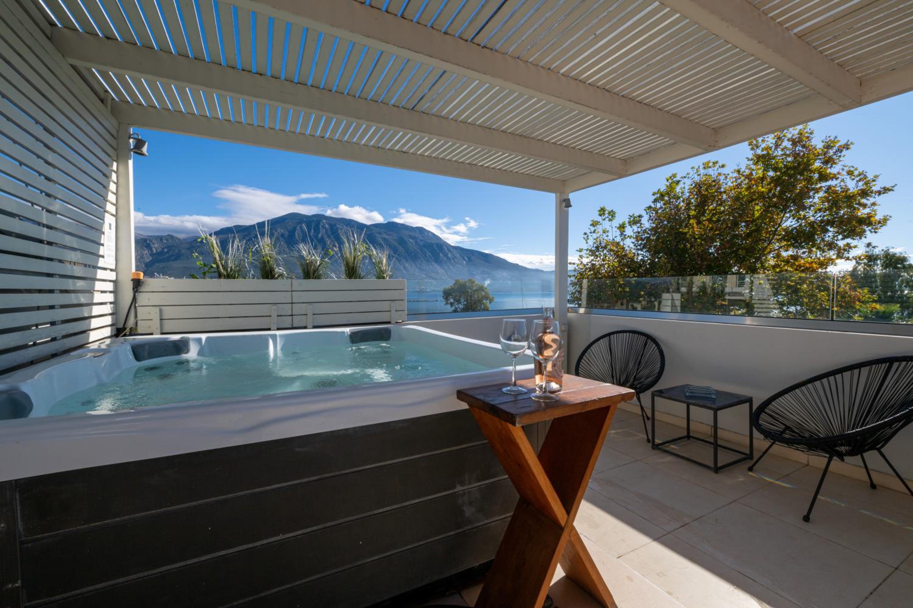 Deluxe Suite with Sea View - Photo 13