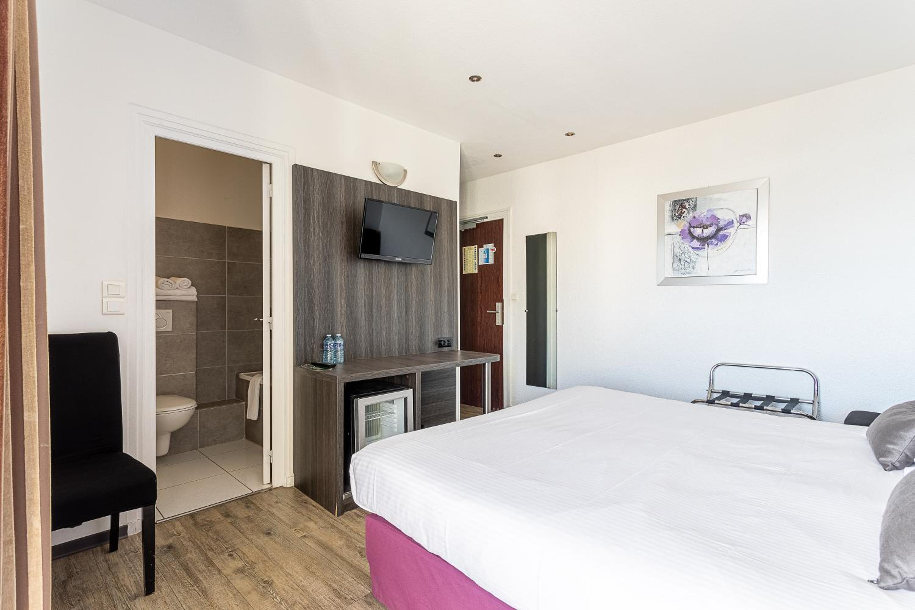 Double or Twin Room with Balcony - Photo 4