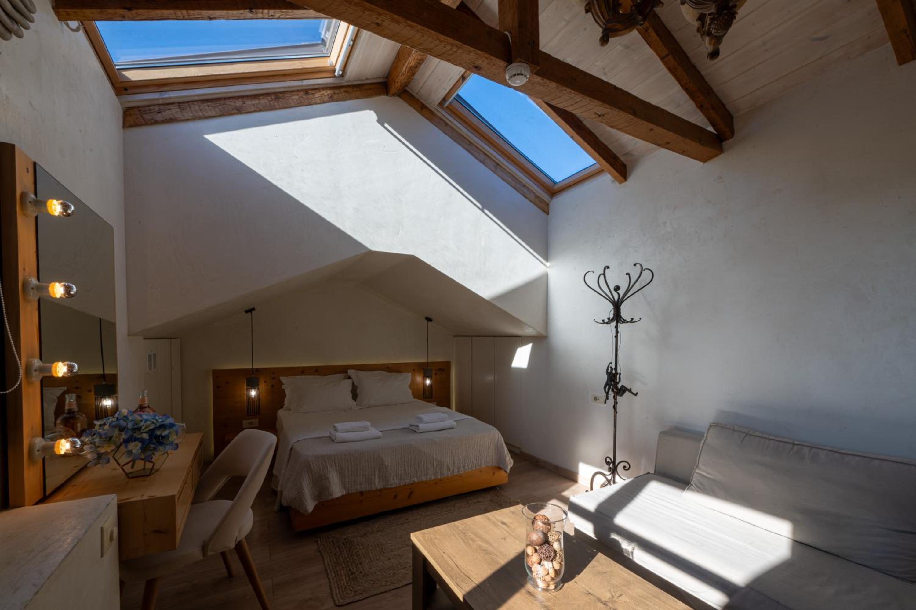 Deluxe Suite with Sea View - Photo 14