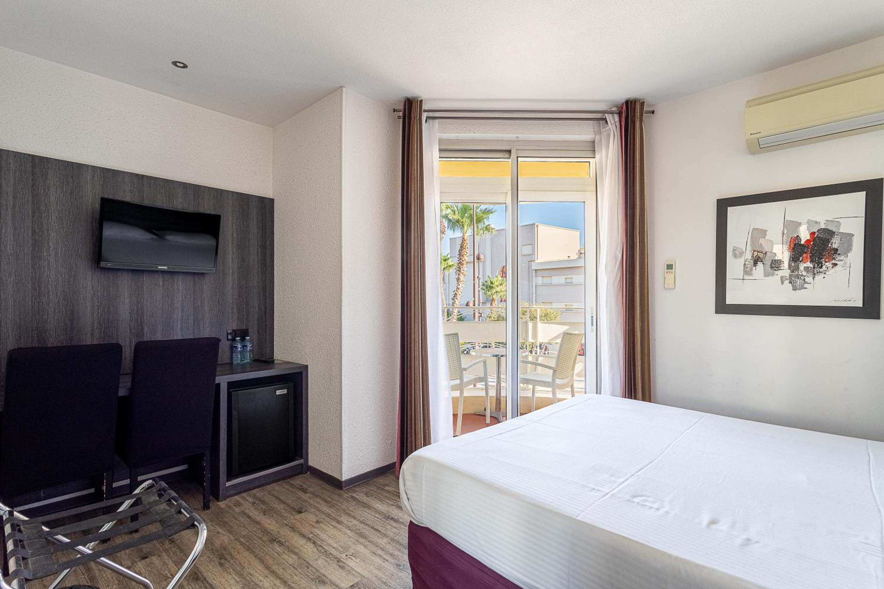 Double Room with Balcony and Sea View - Photo 1
