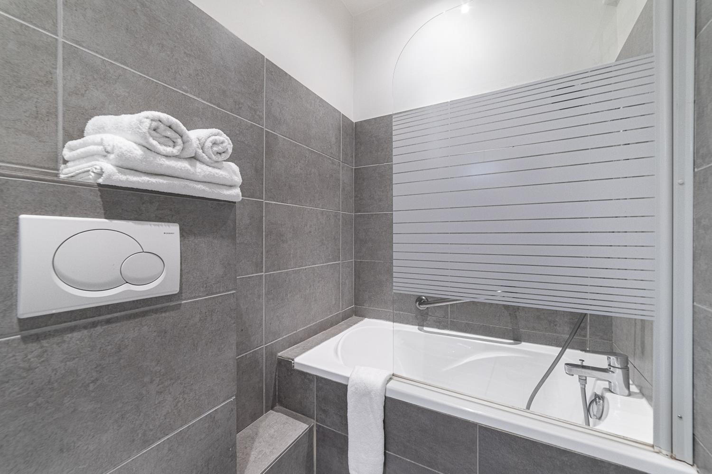 Double or Twin Room with Balcony - Photo 6