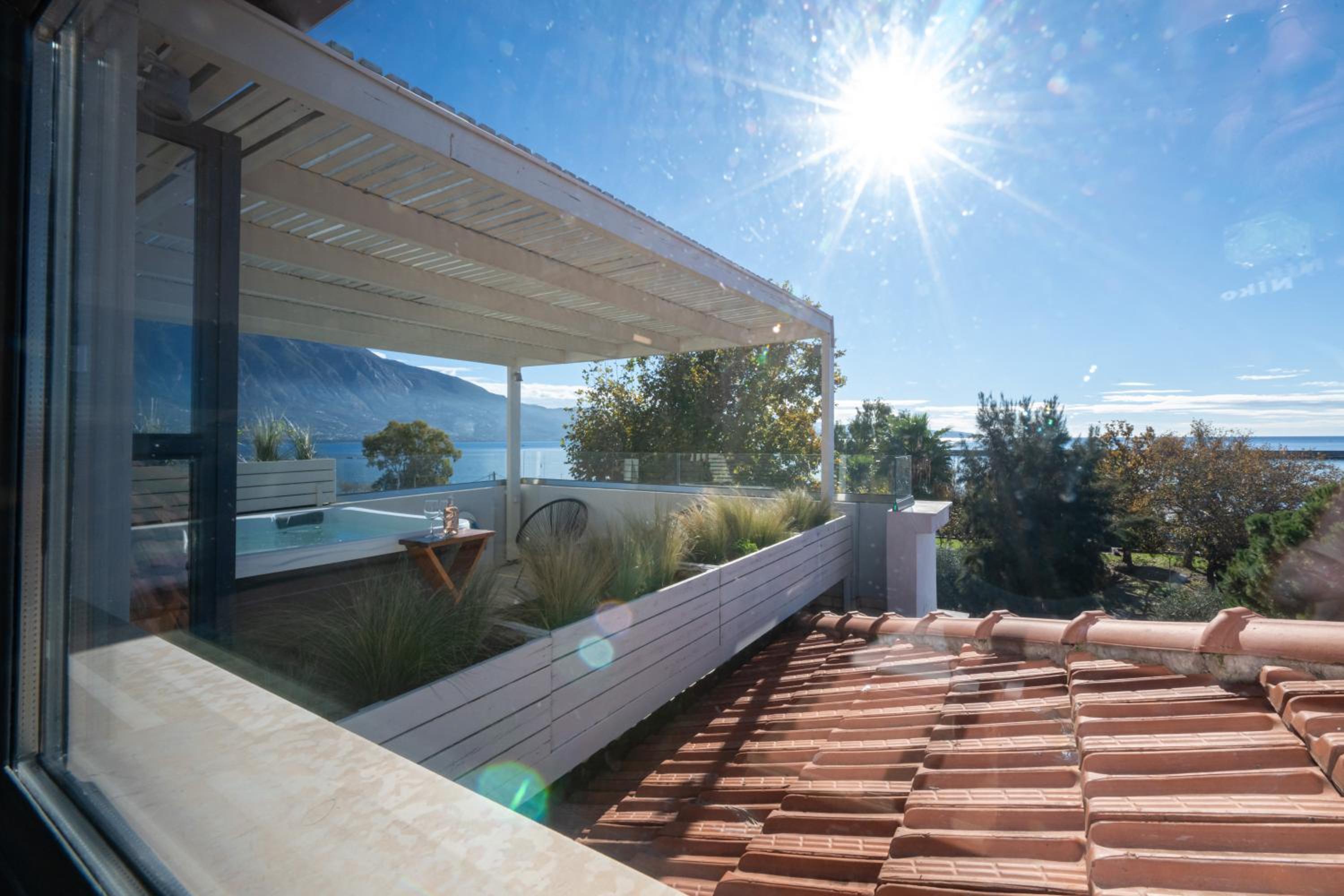 Deluxe Suite with Sea View - Photo 4