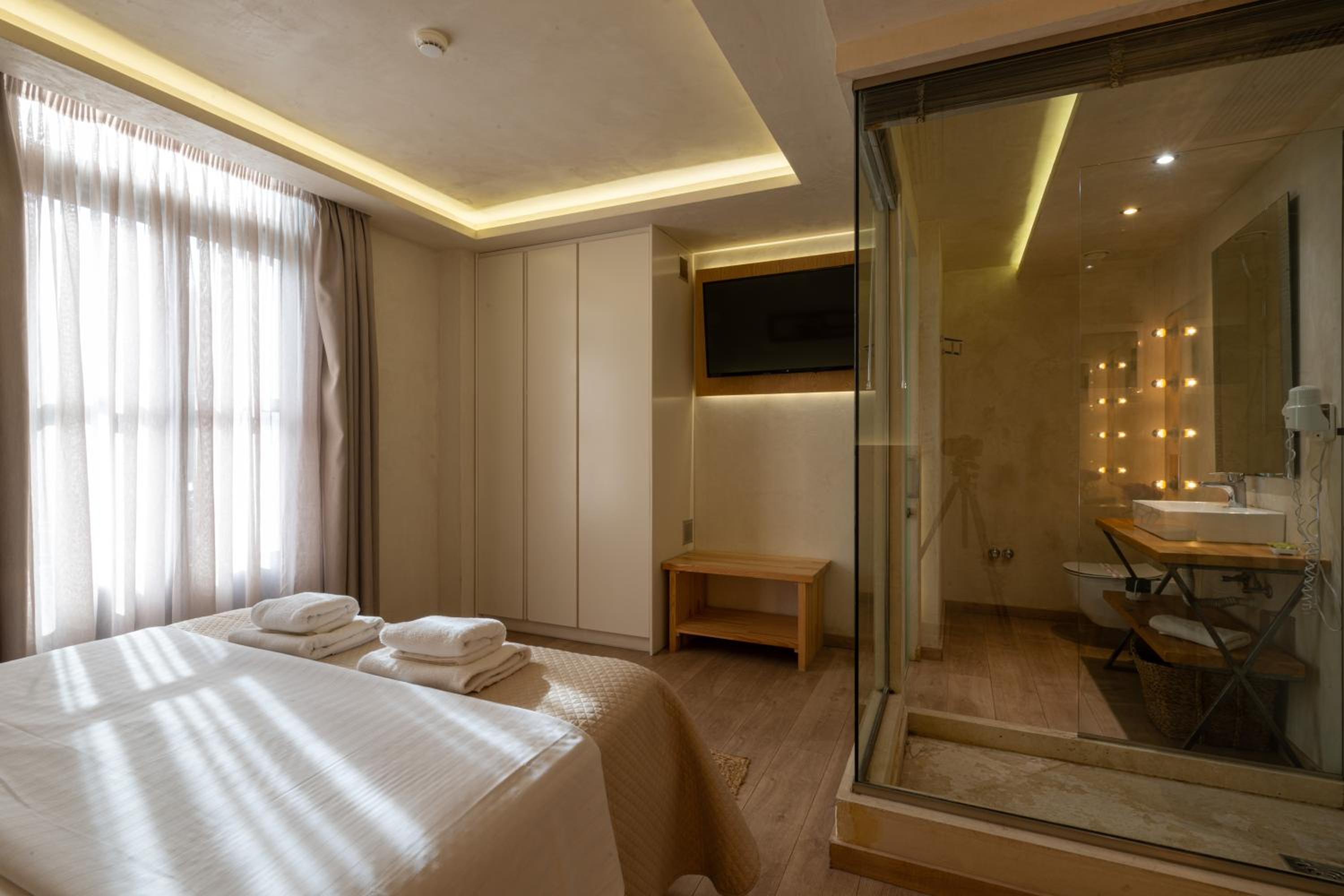 Deluxe Sea View Room with Balcony - Photo 16