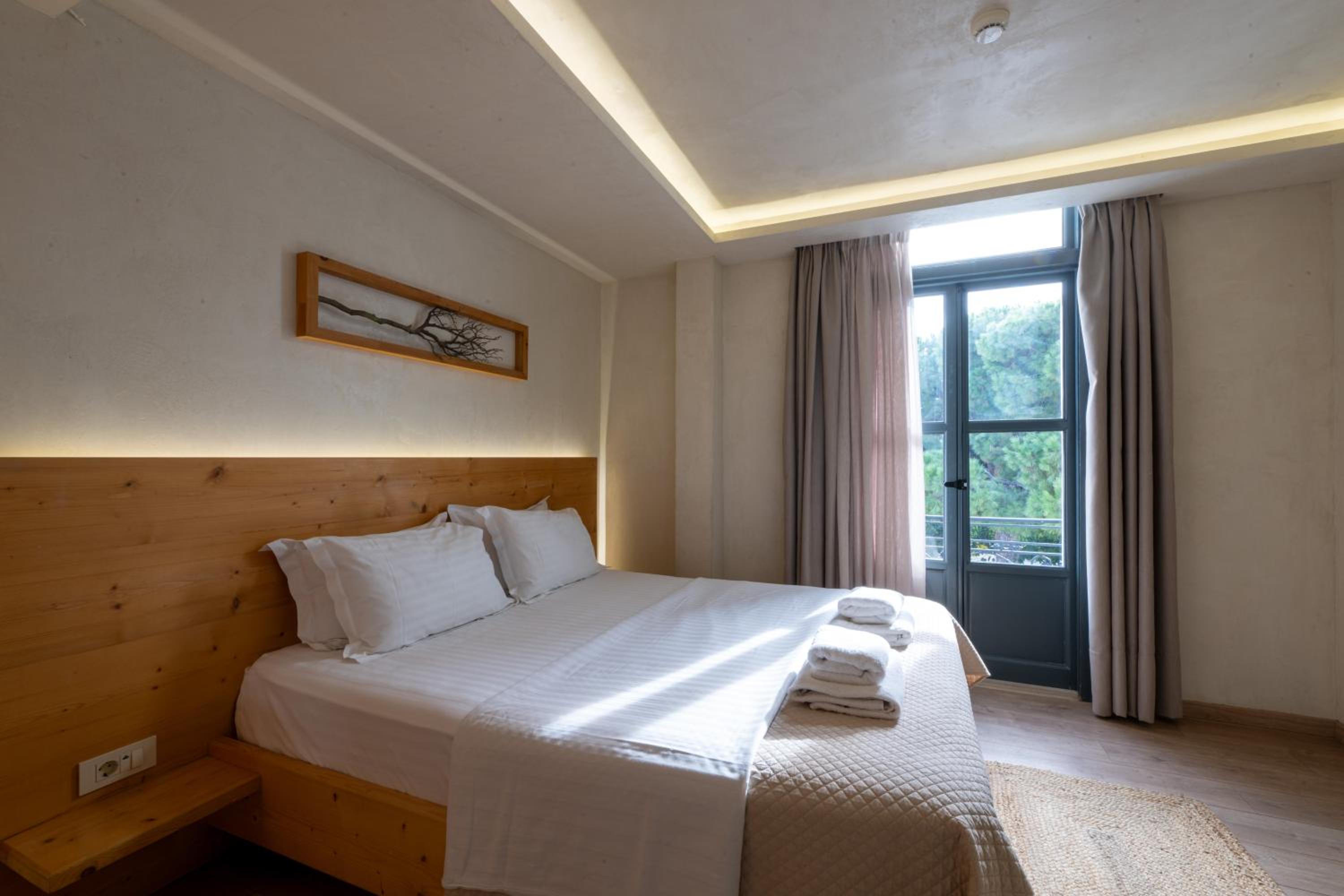 Deluxe Sea View Room with Balcony - Photo 17