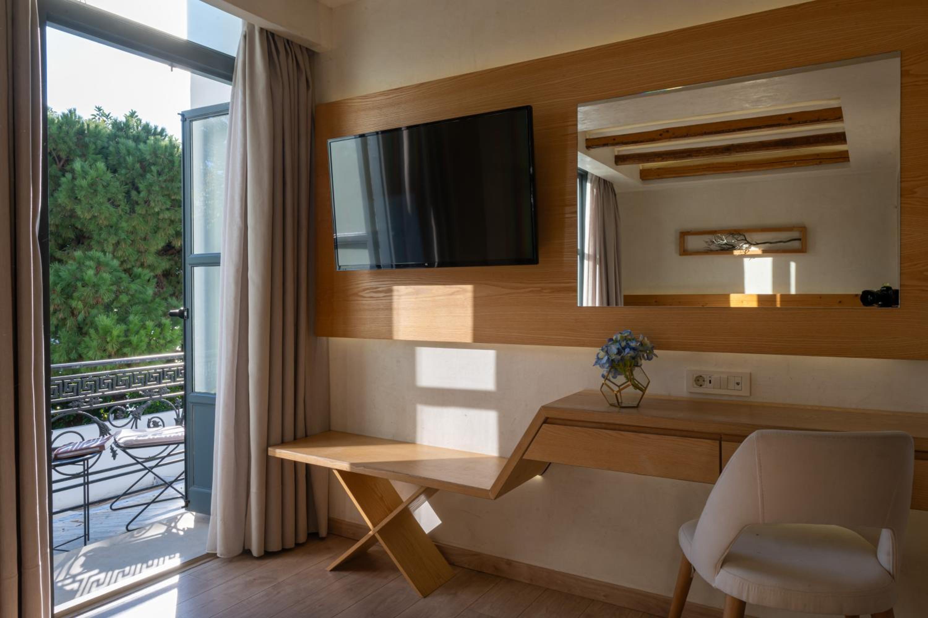 Deluxe Sea View Room with Balcony - Photo 11