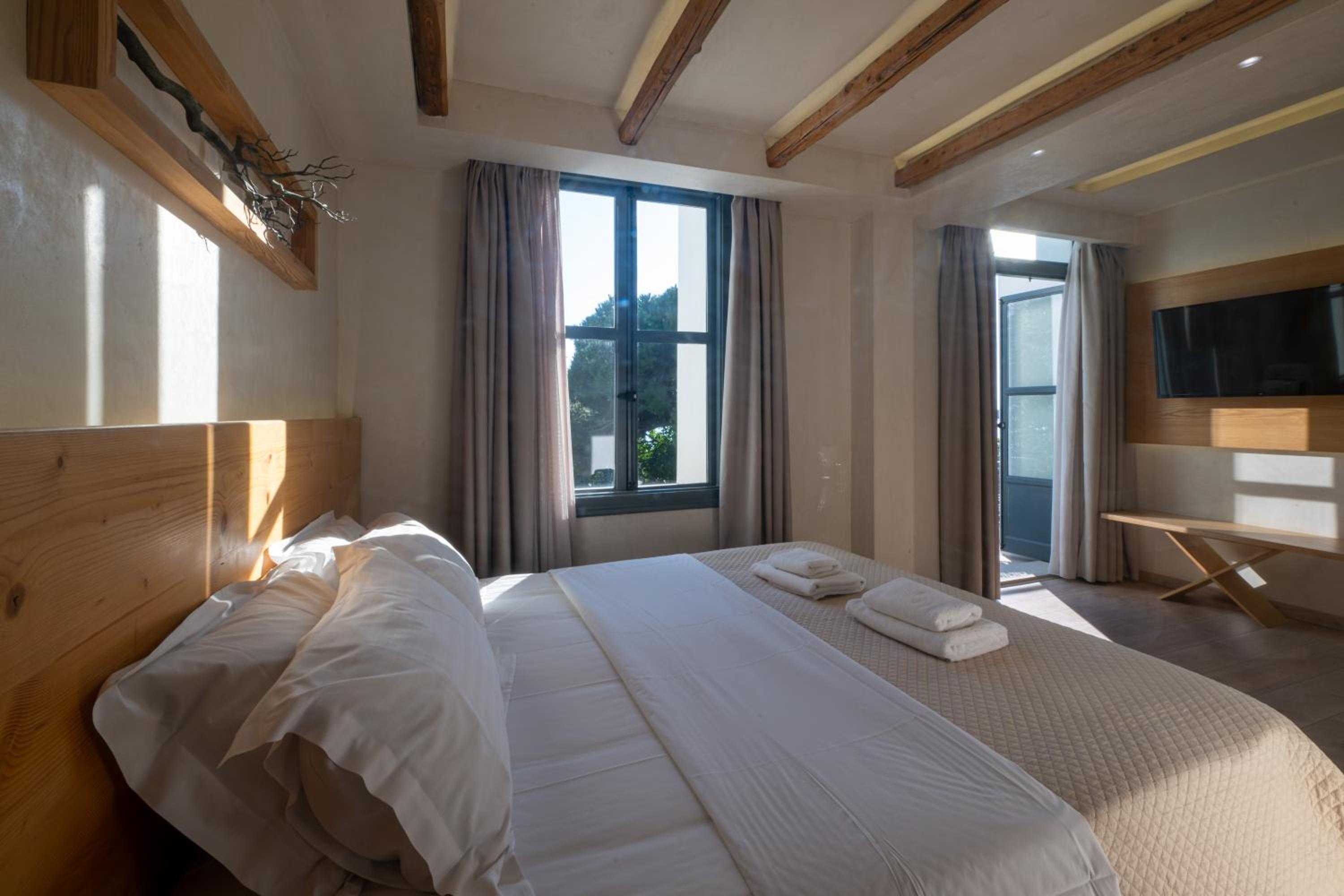Deluxe Sea View Room with Balcony - Photo 10