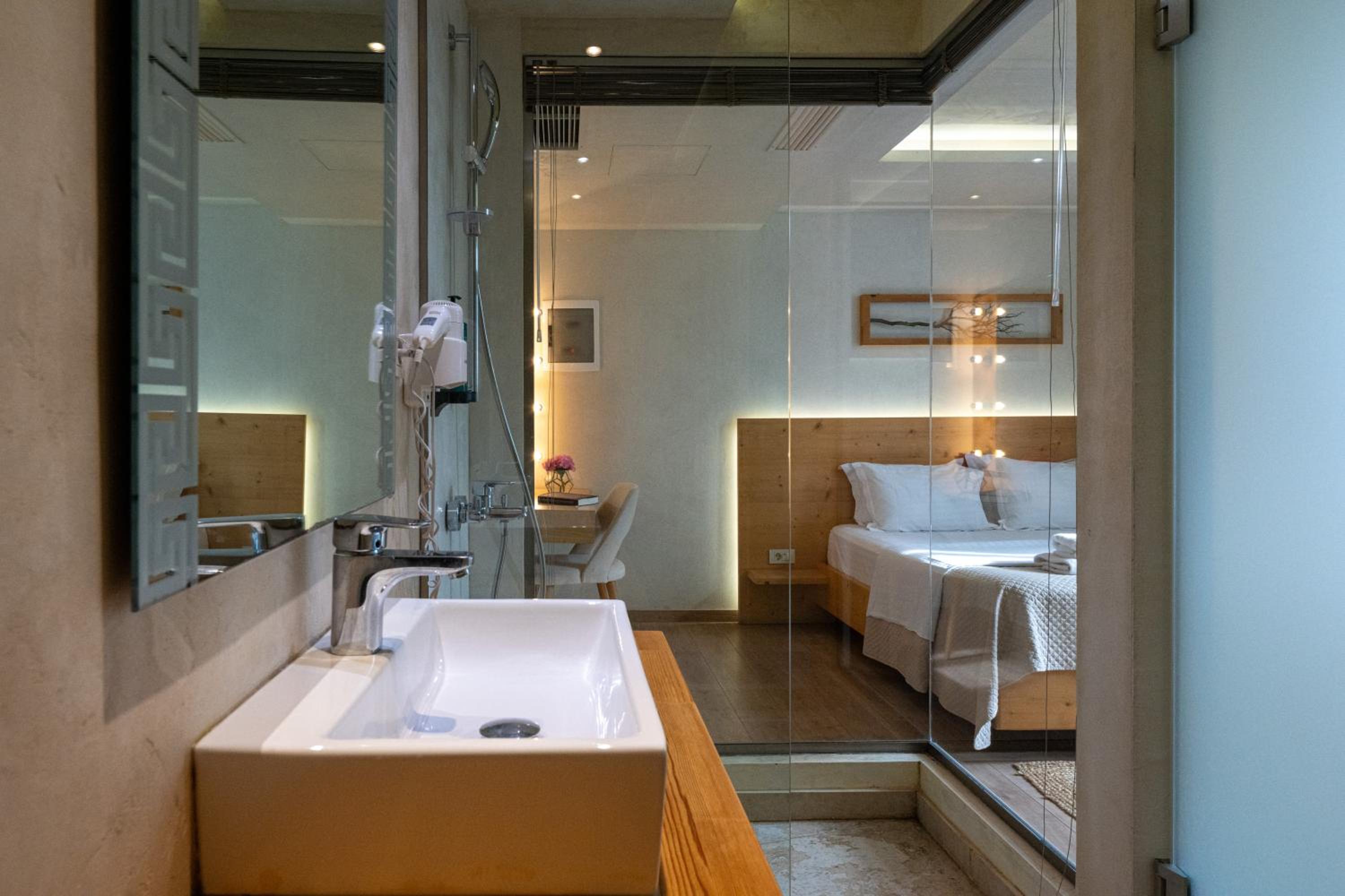 Deluxe Sea View Room with Balcony - Photo 5