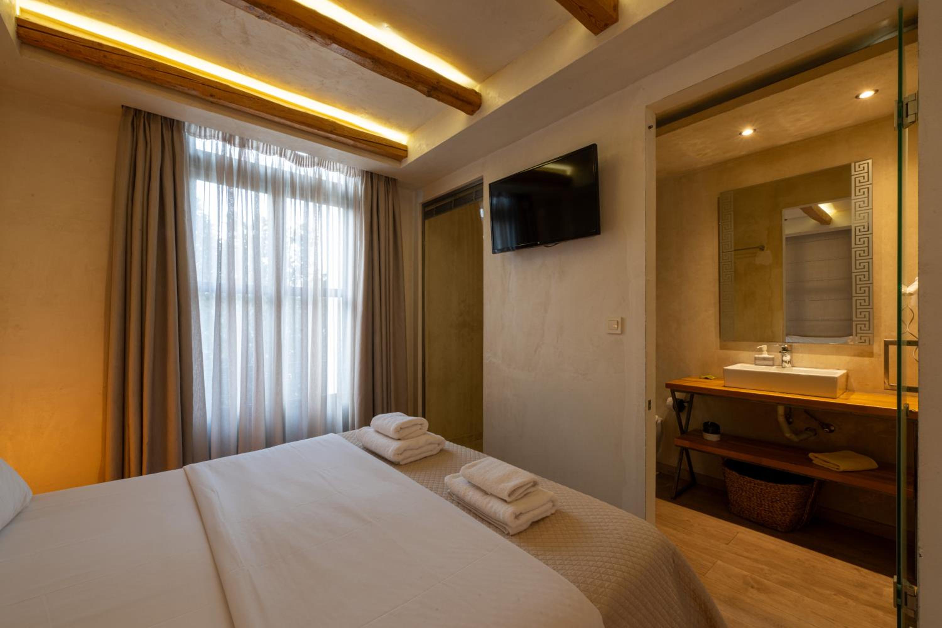 Deluxe Sea View Room with Balcony - Photo 4