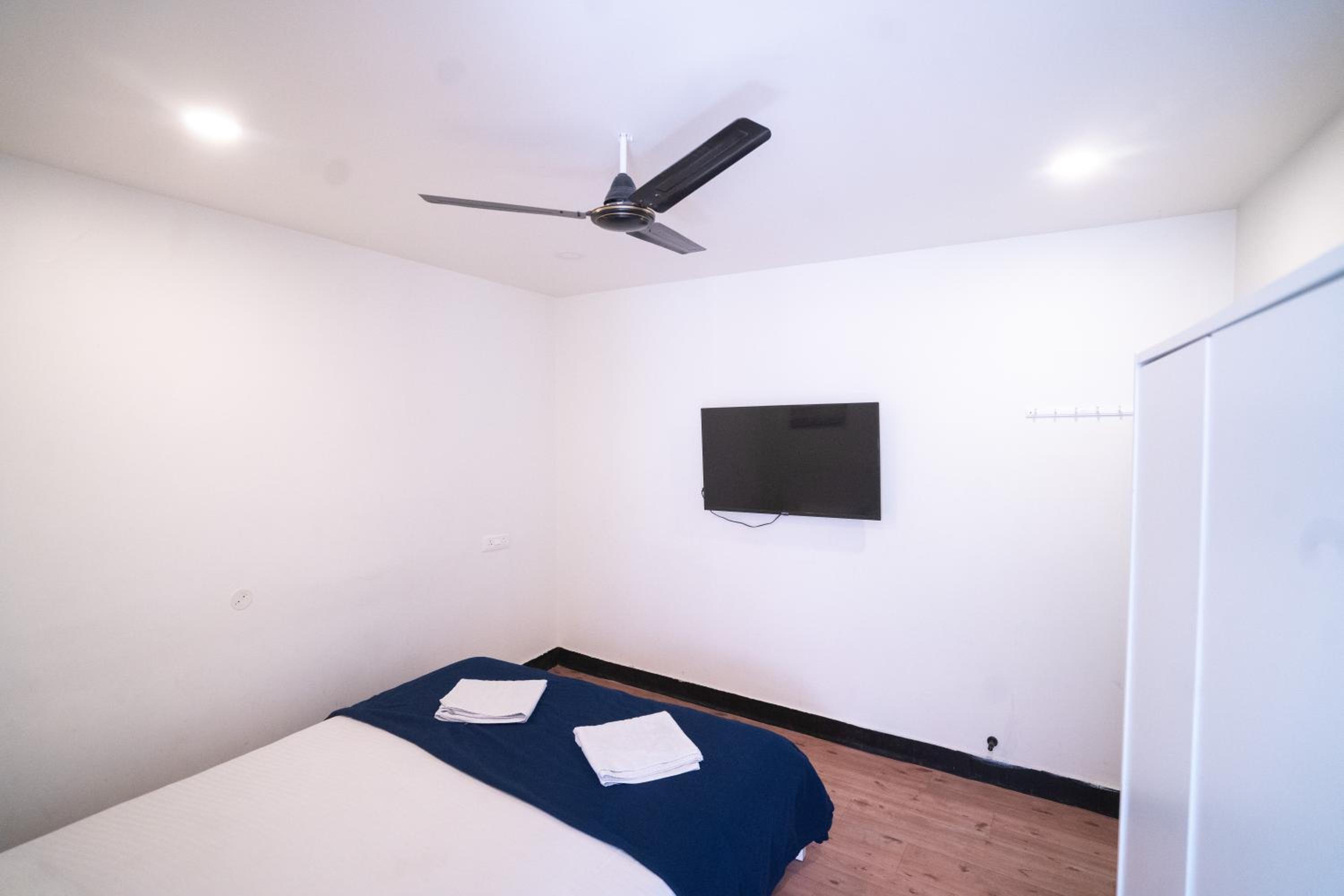 Standard King Room - Photo 5