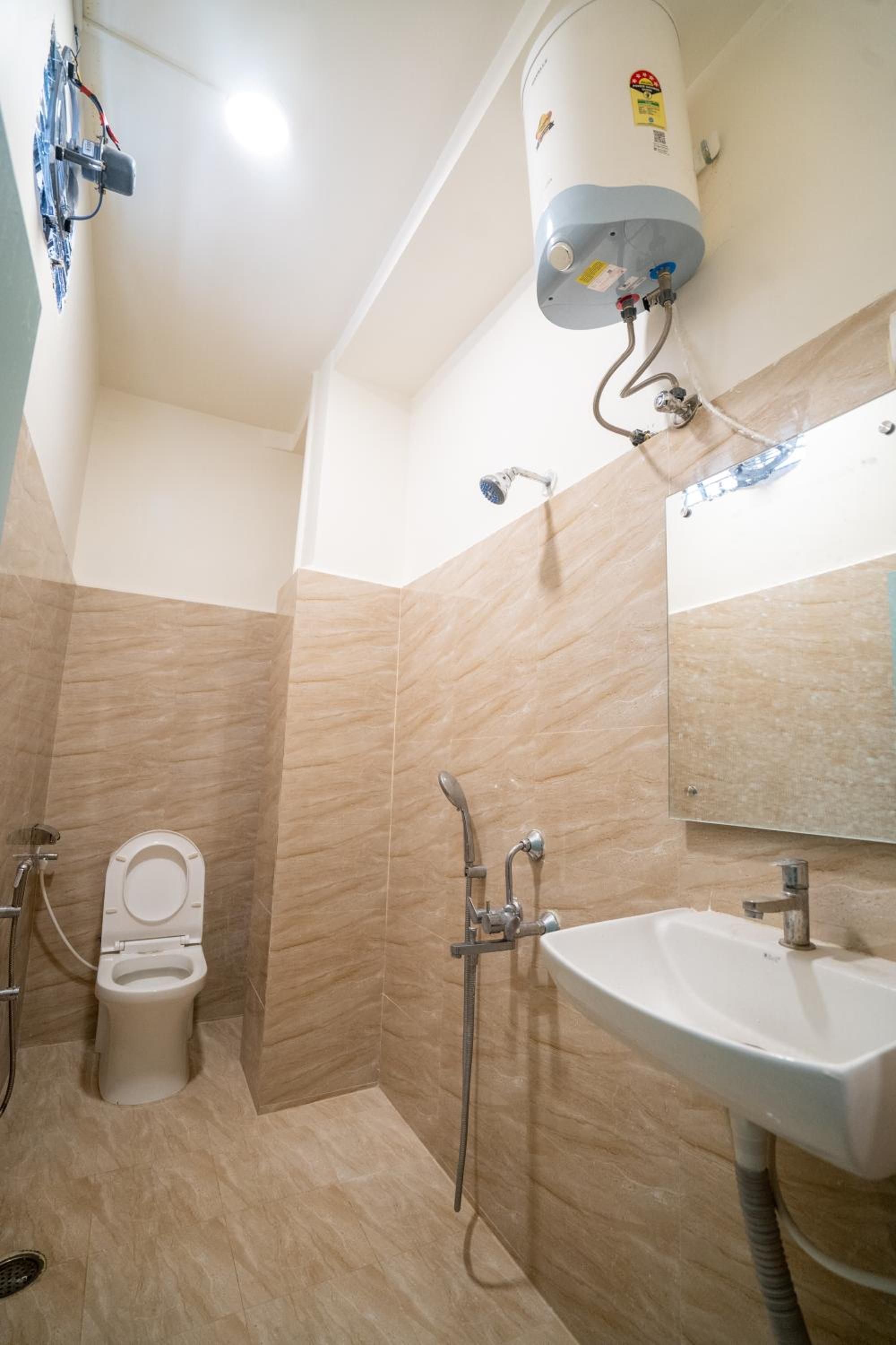 Standard King Room - Photo 2