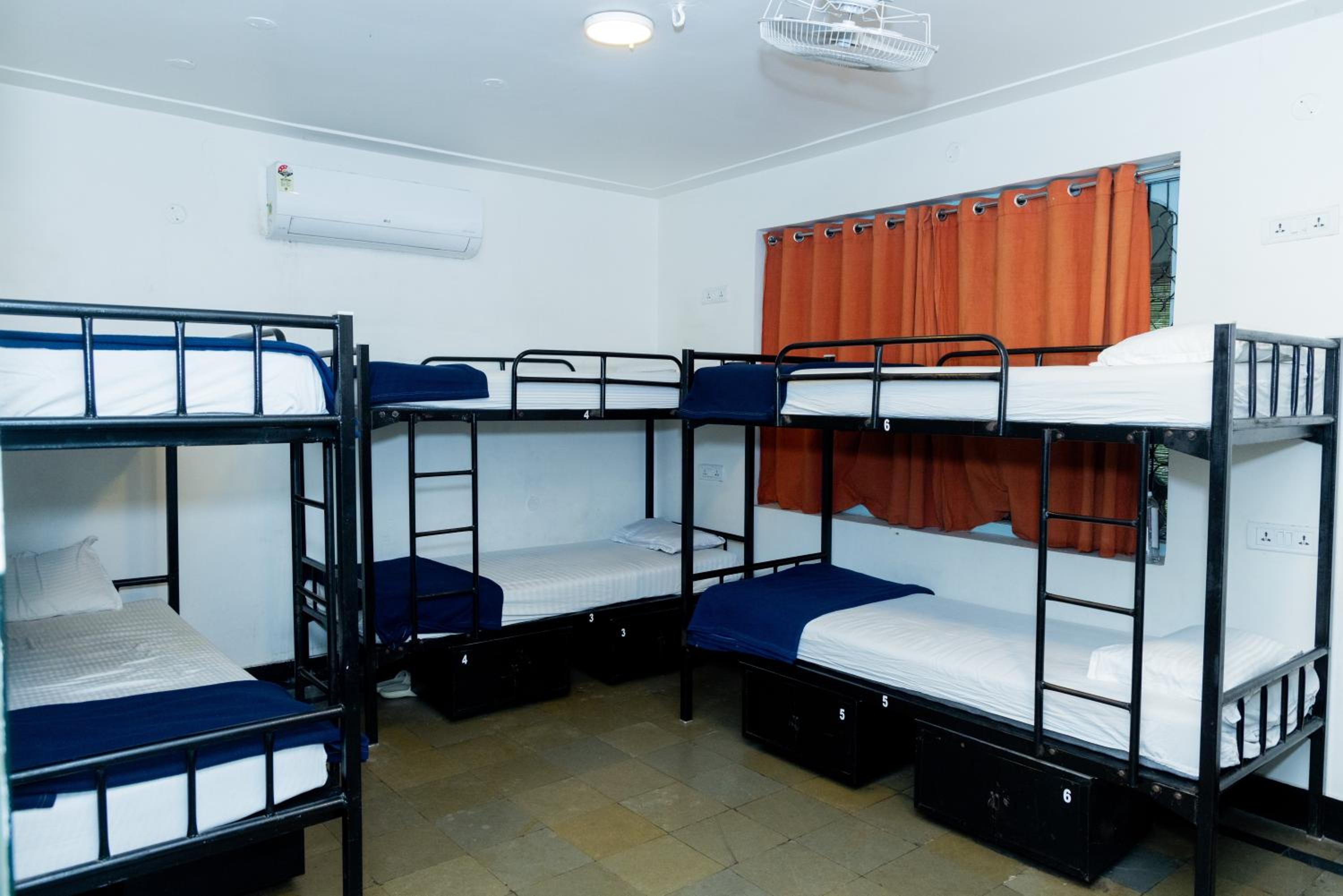 Bed in 8-Bed Mixed Dormitory Room photo 1