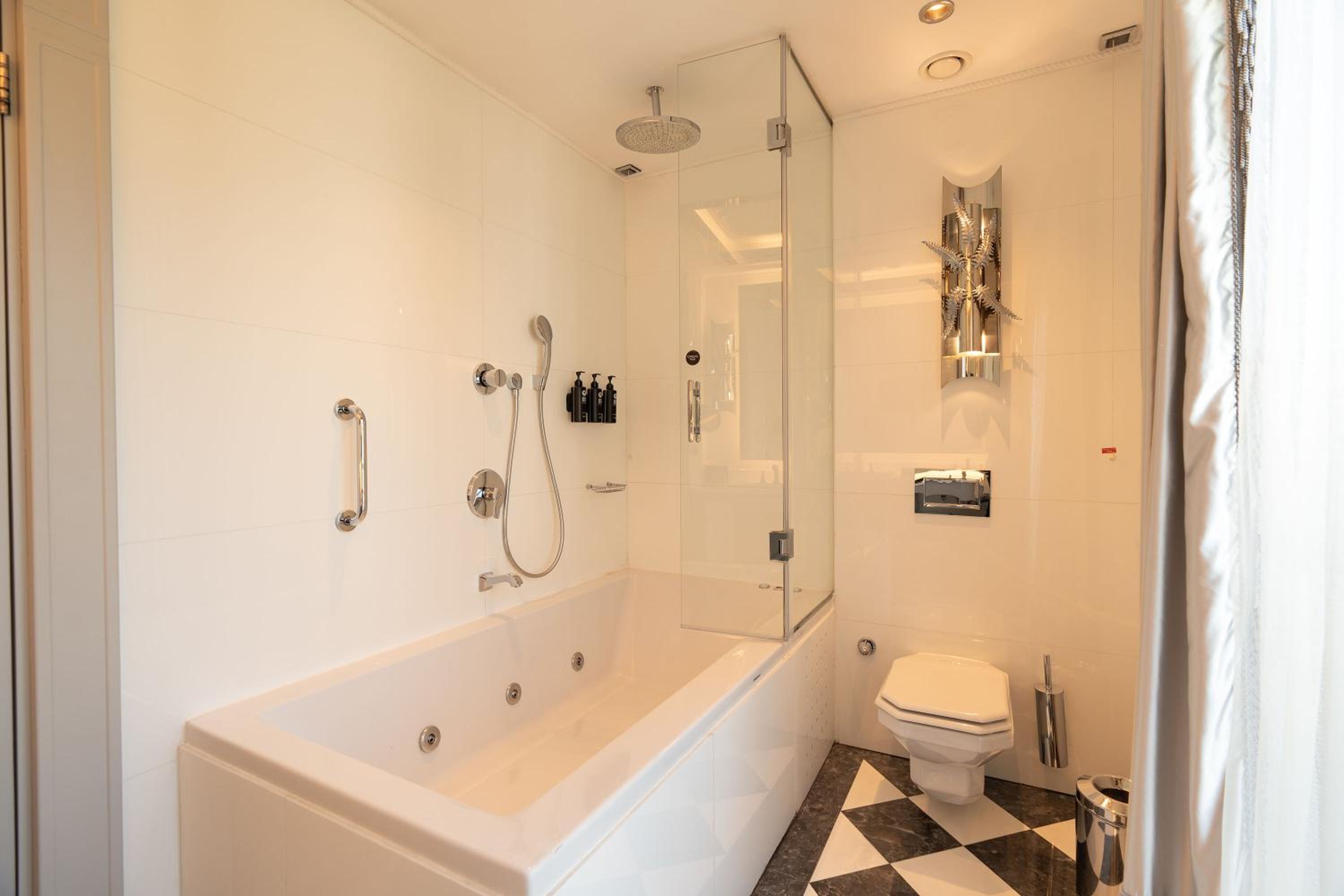 Corner King Room with Hot Tub and Marina View - Photo 4