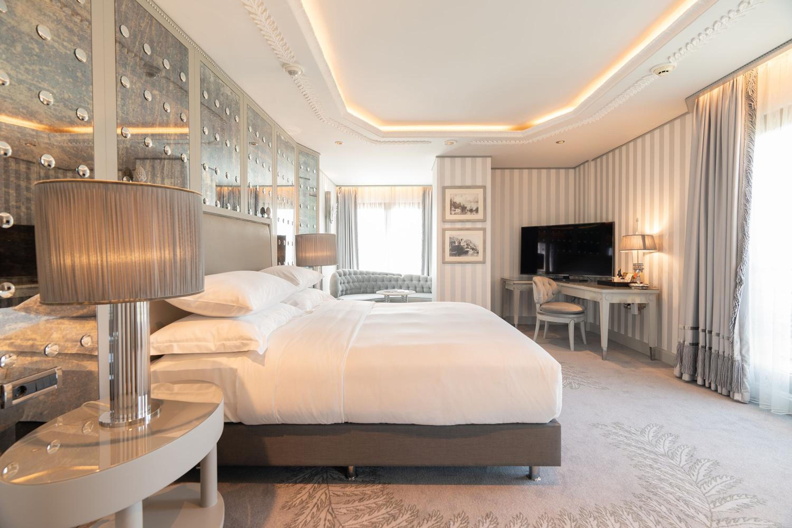 Corner King Room with Sea View - Photo 7