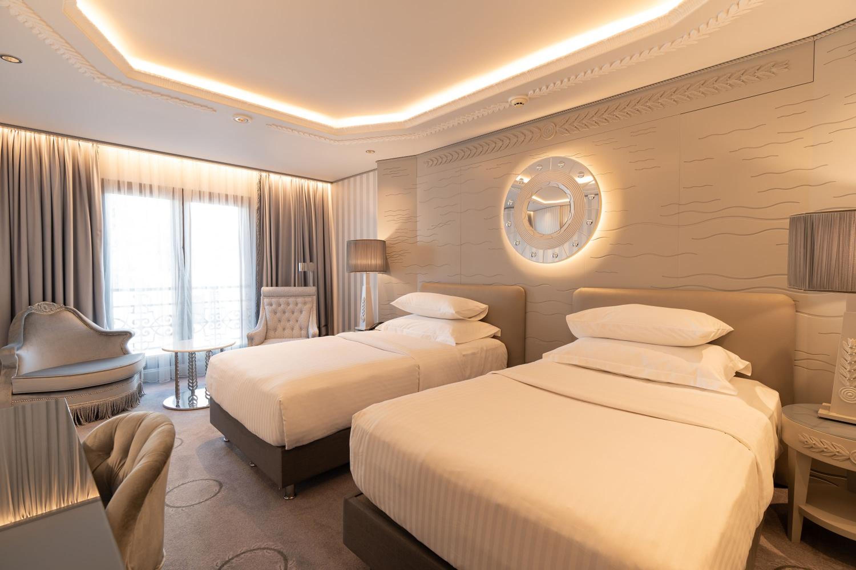 Deluxe Twin Room with City View - Photo 3