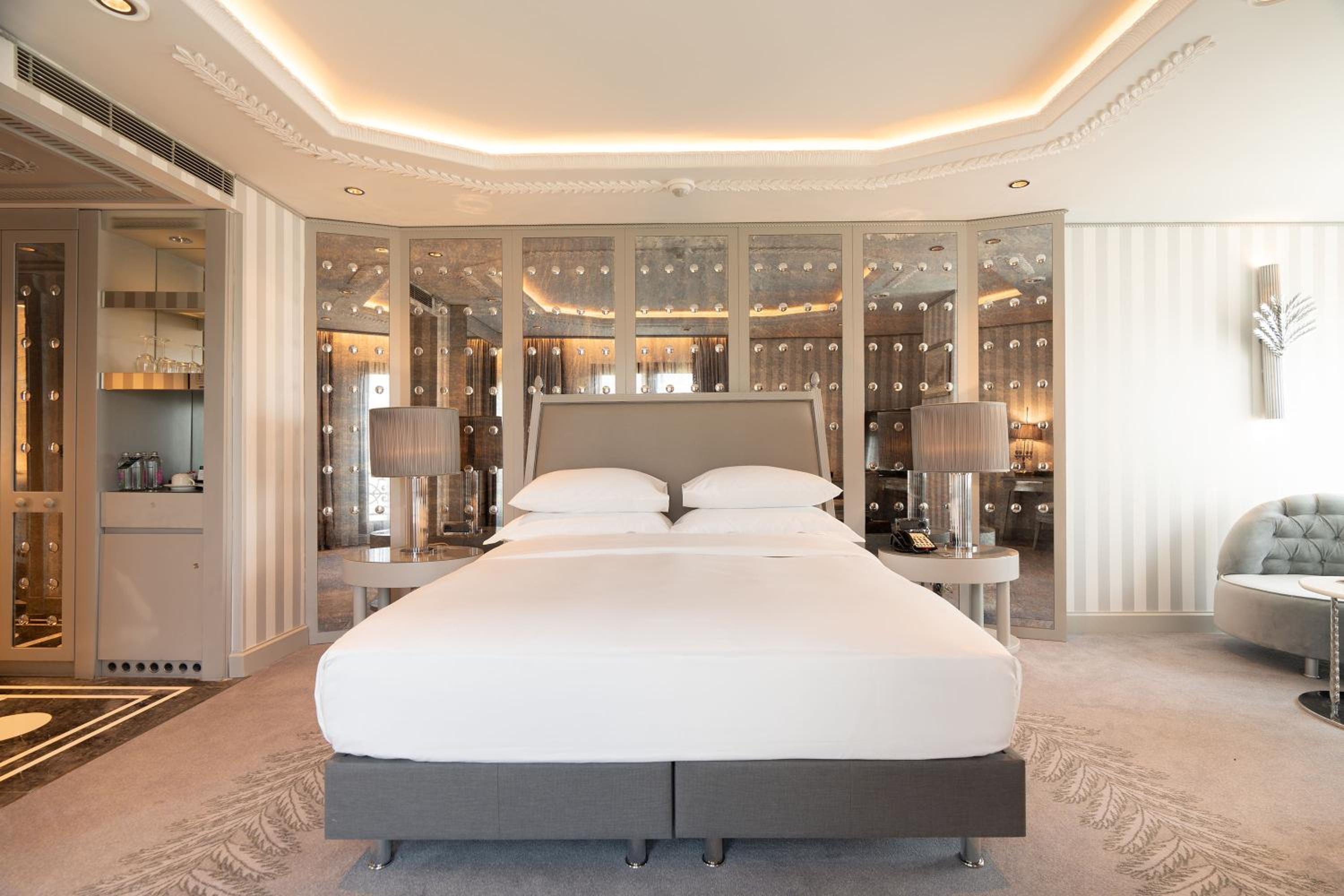 Deluxe King Room with Partial Sea View