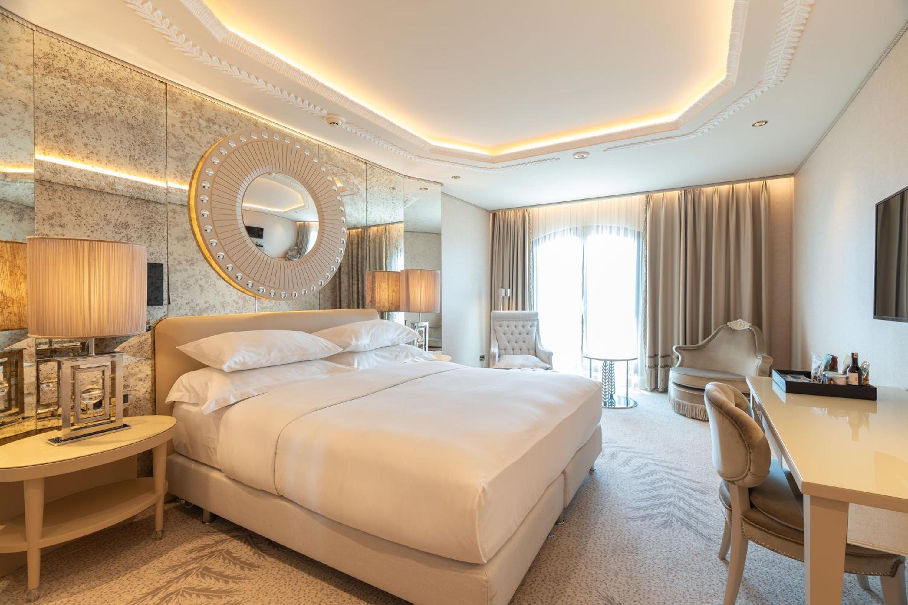Deluxe King Room with City View - Photo 23