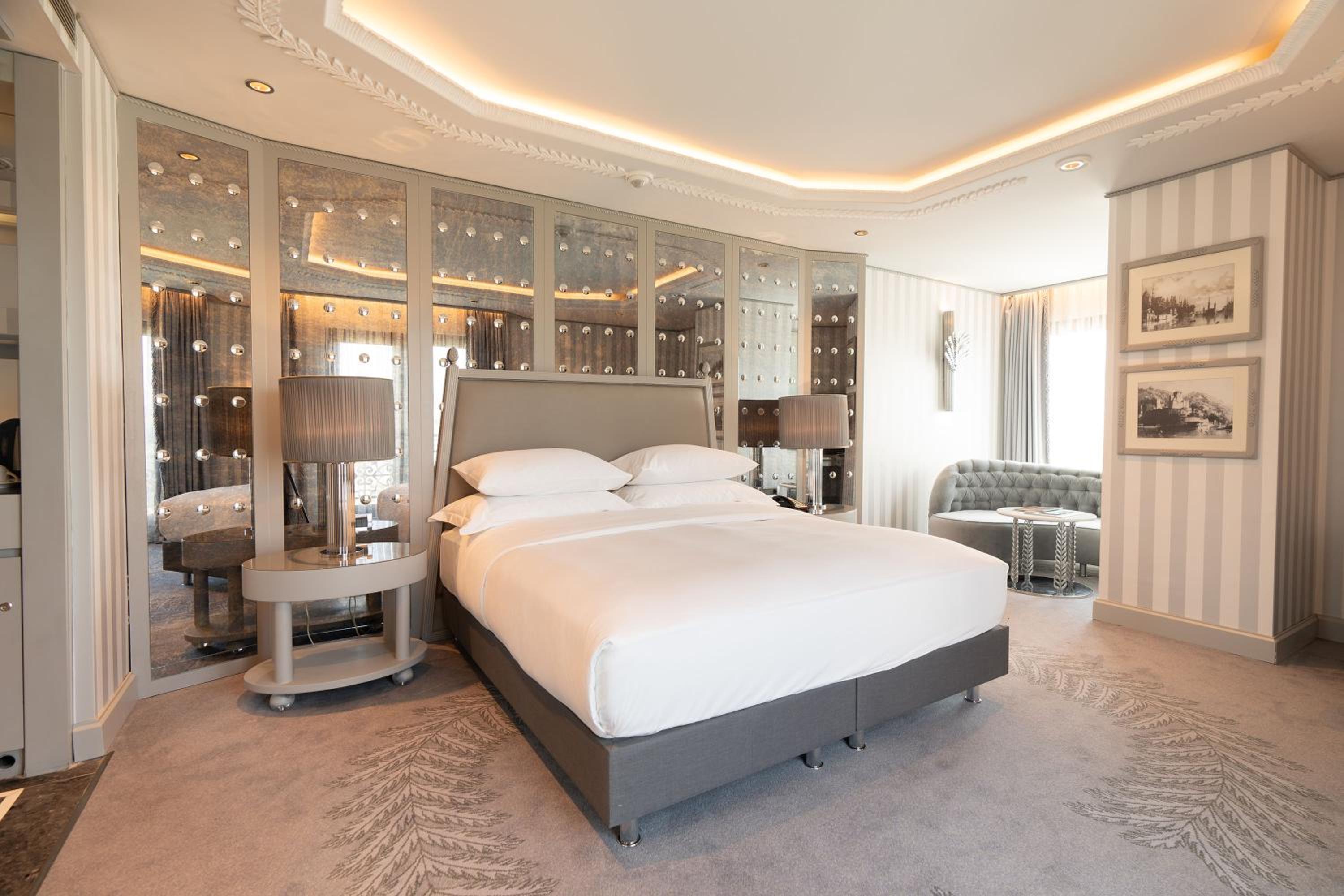 Corner King Room with Sea View - Photo 8