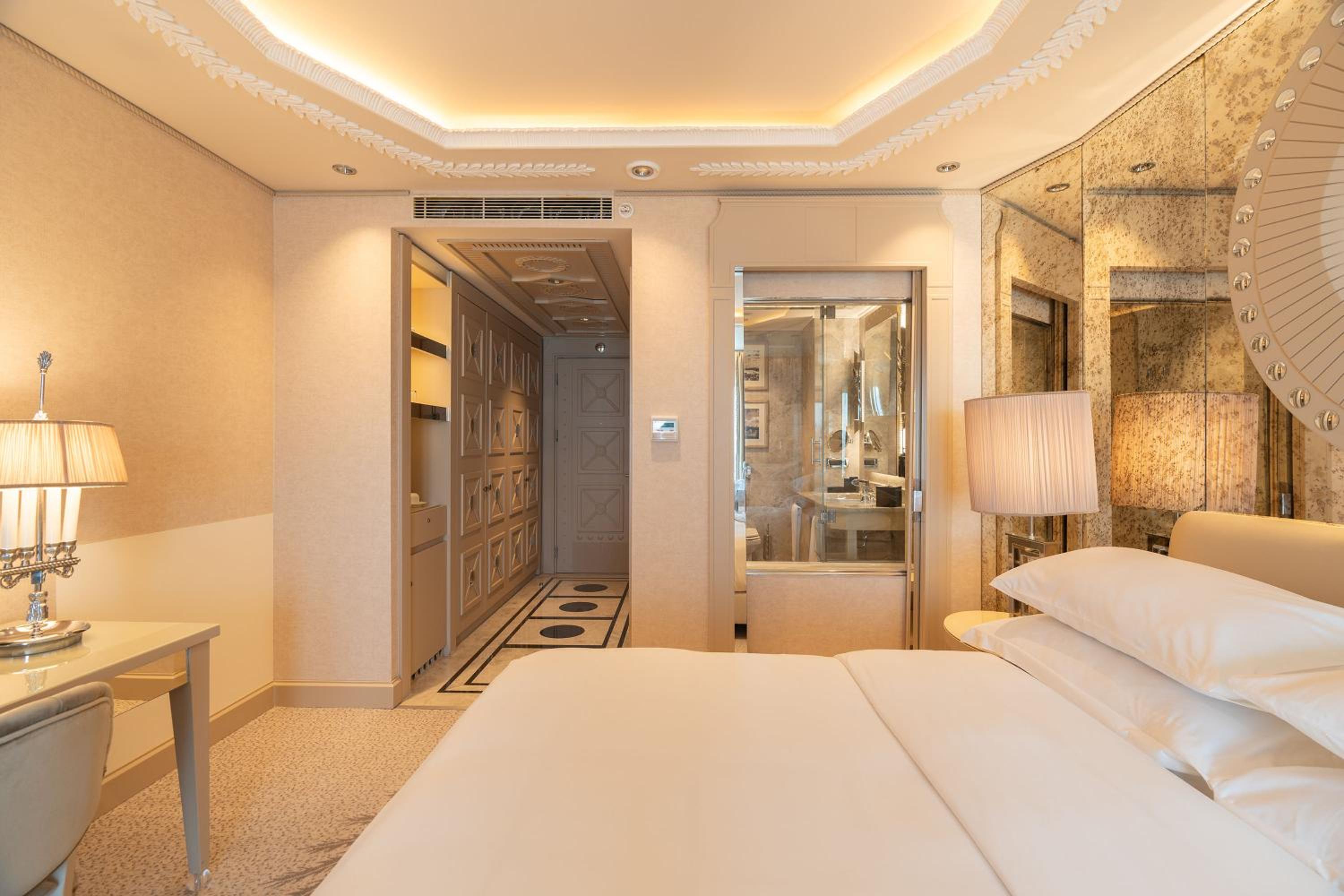 Deluxe King Room with City View - Photo 21
