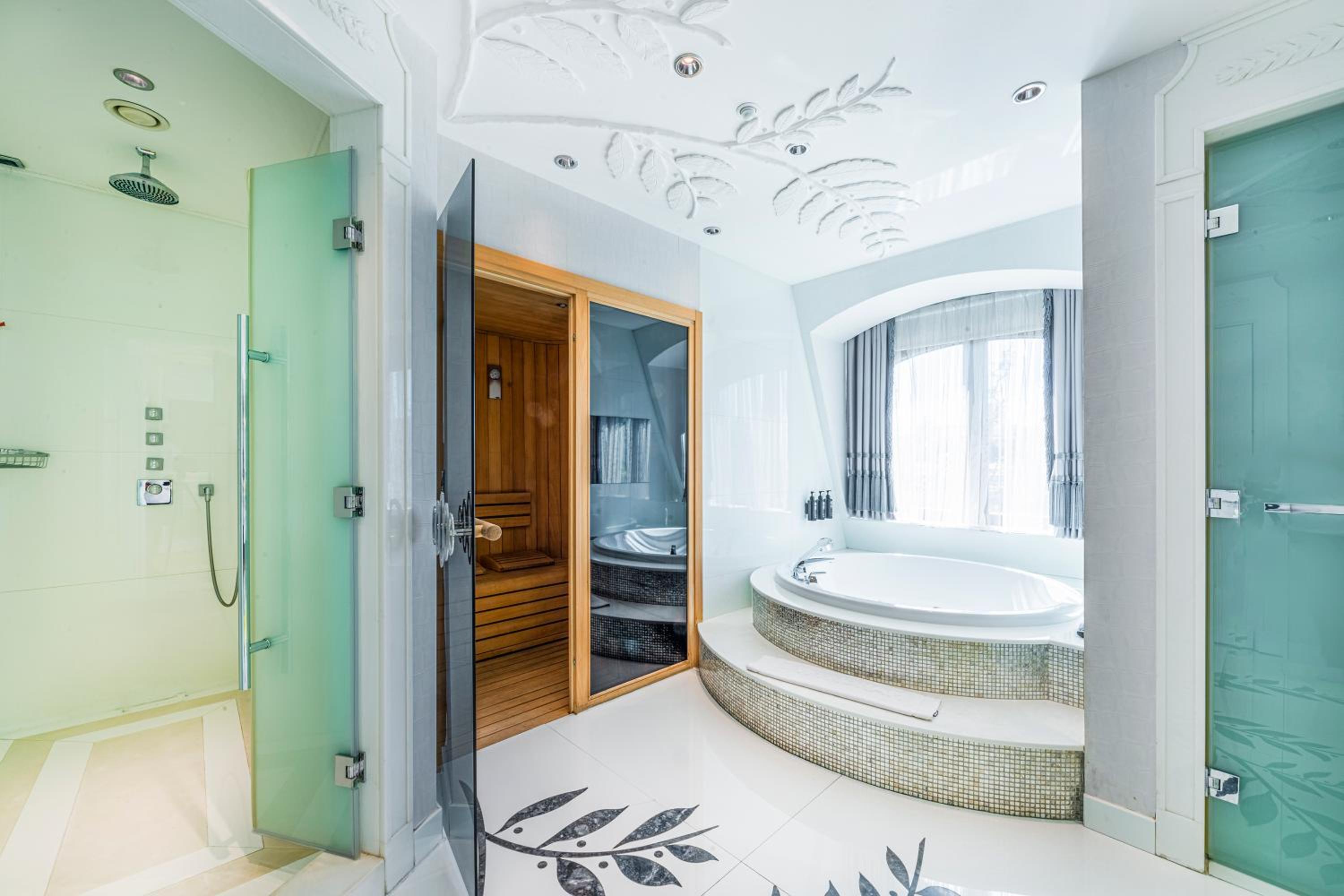 Presidential King Suite with Sauna & Hot Tub photo 2
