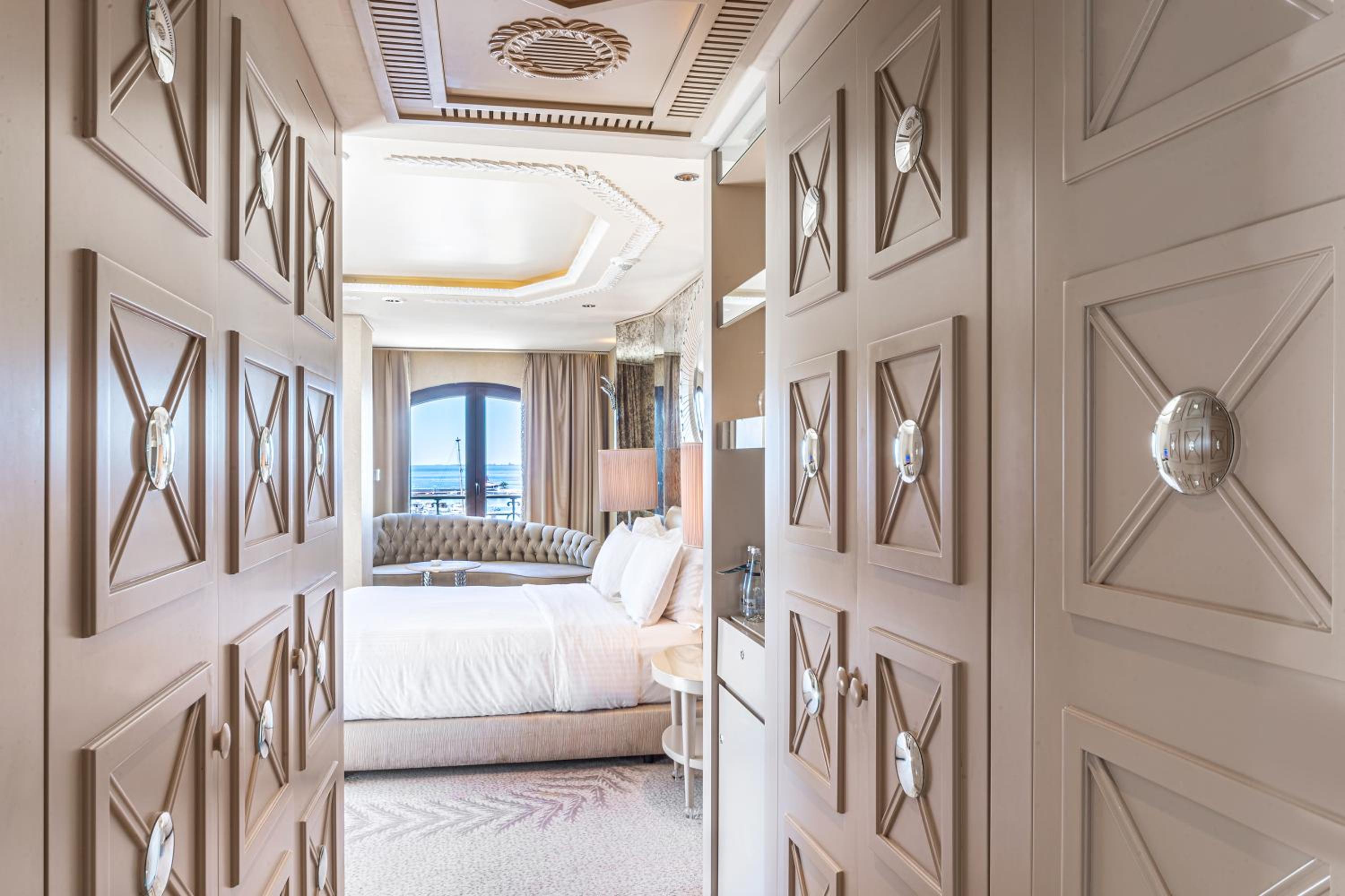 Corner King Room with Sea View - Photo 9