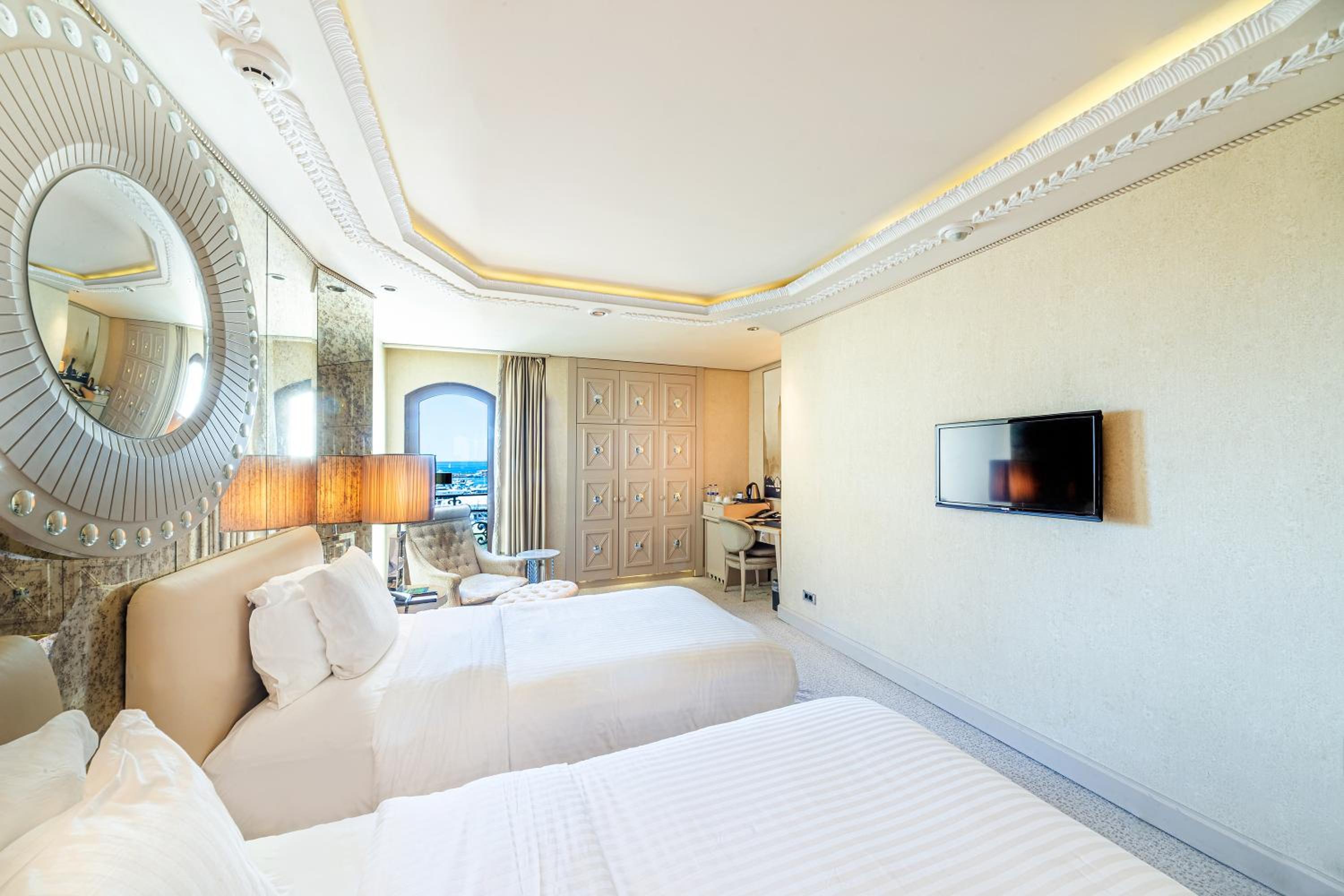 Deluxe Twin Room with Partial Sea View - Photo 7