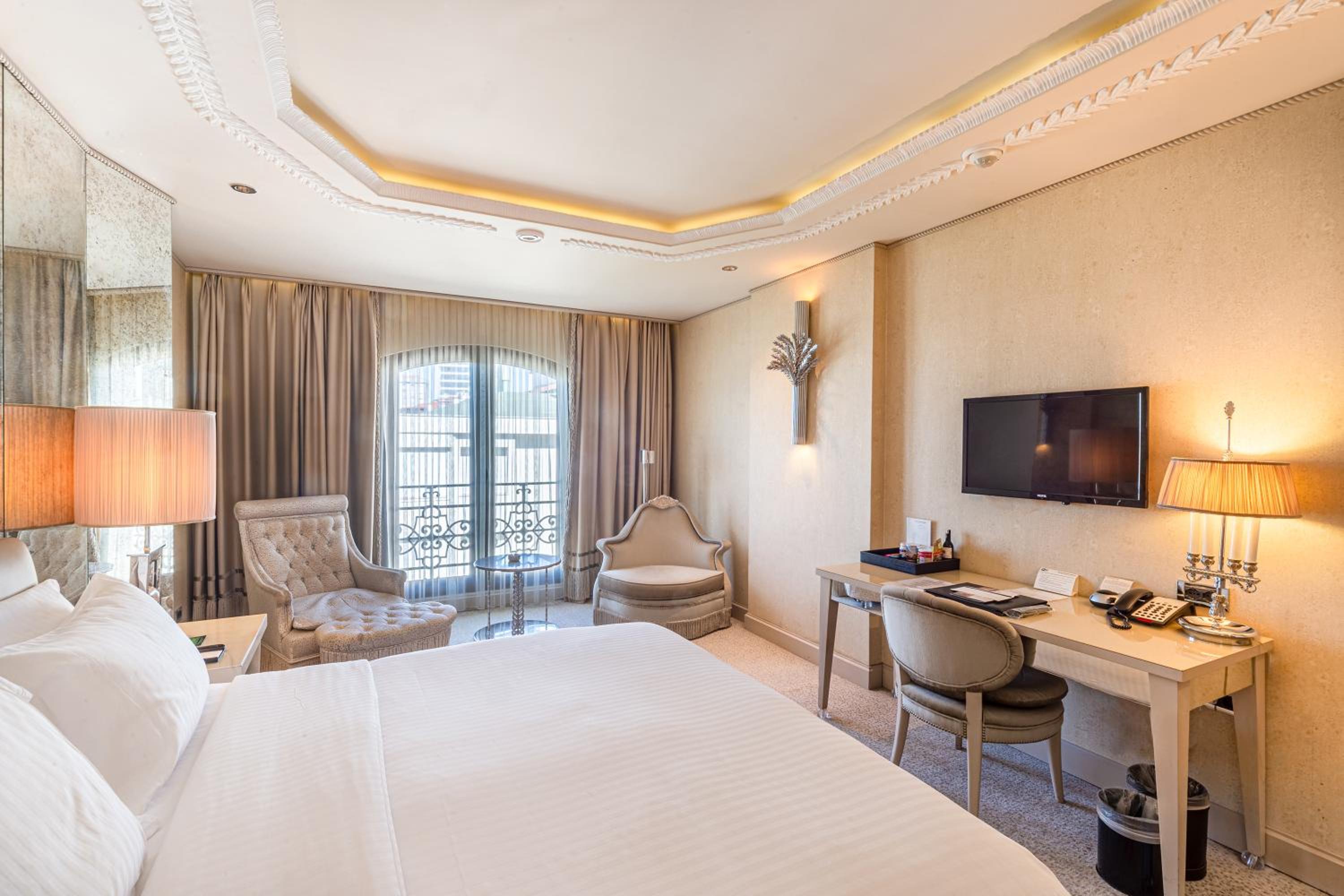 Deluxe King Room with City View - Photo 18