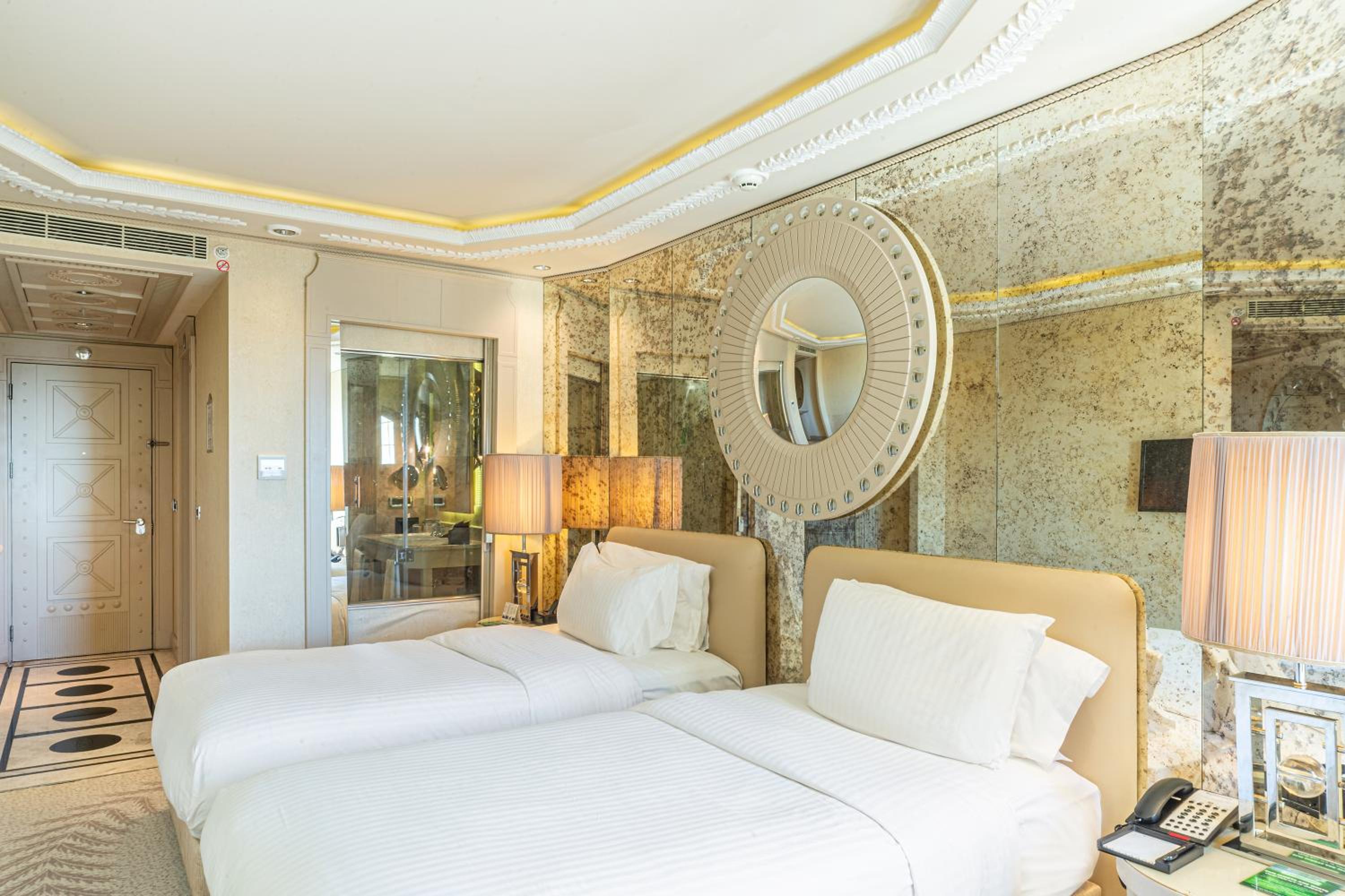 Deluxe Twin Room with City View - Photo 5
