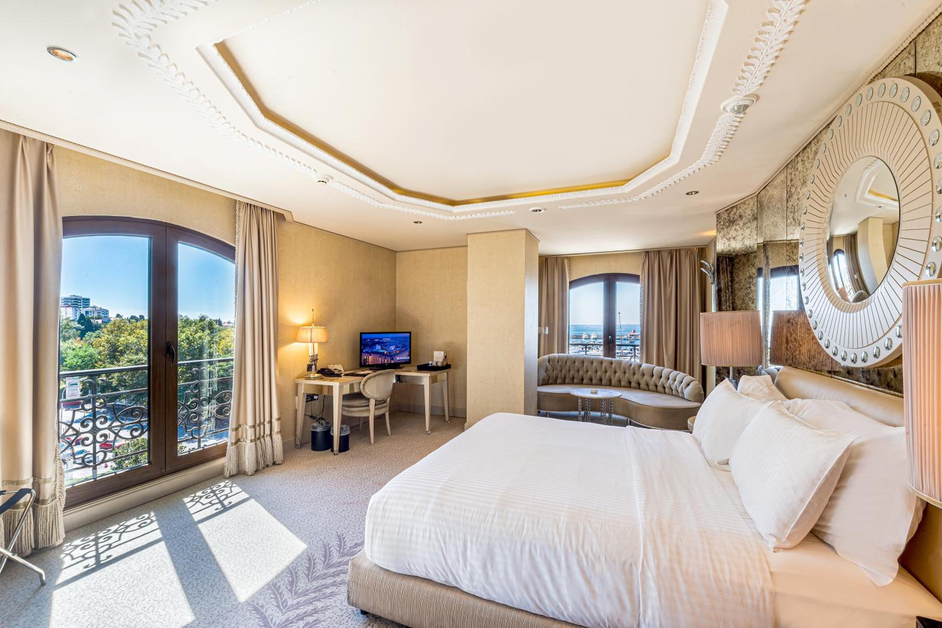 Corner King Room with Sea View - Photo 10