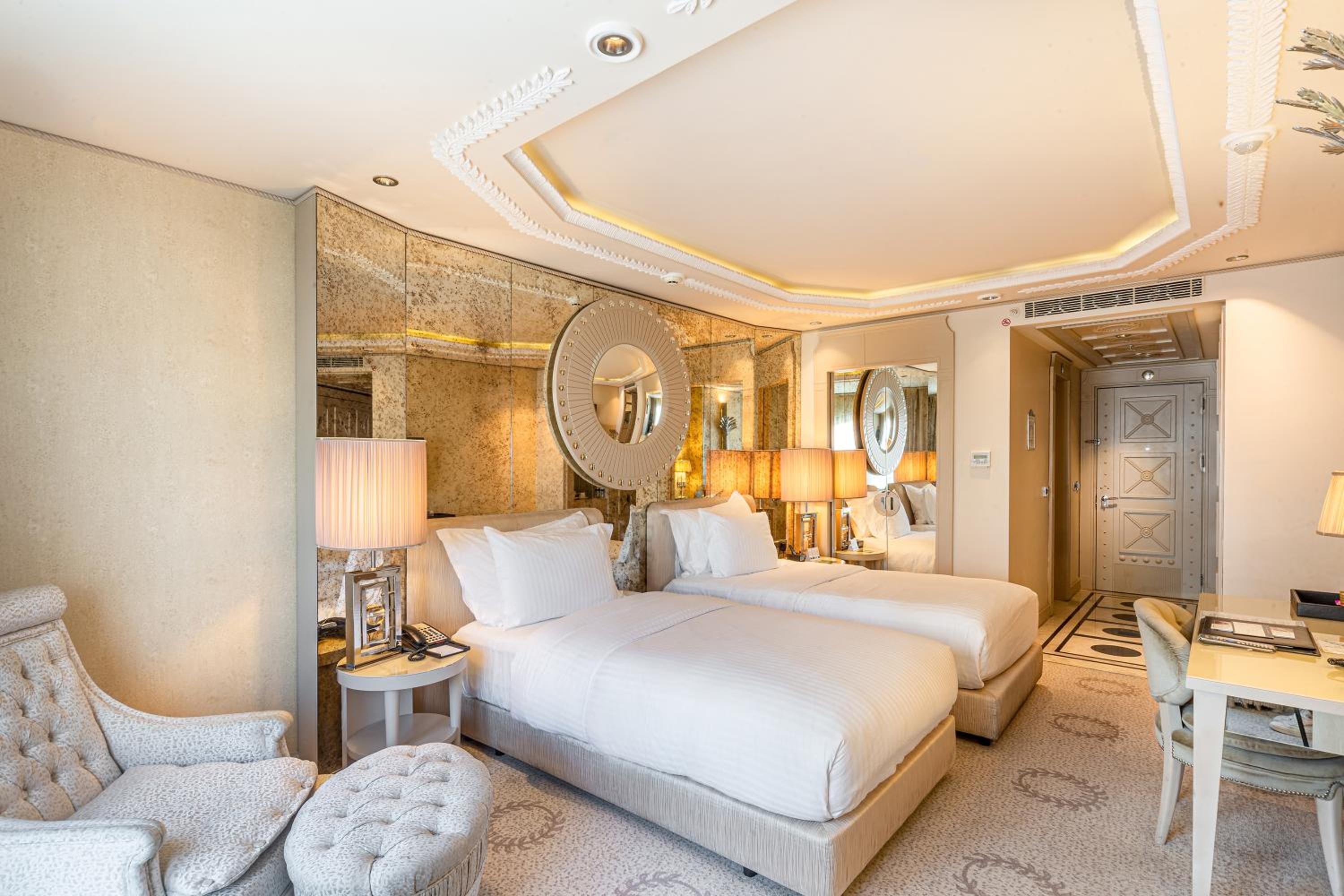 Deluxe King Room with City View - Photo 19