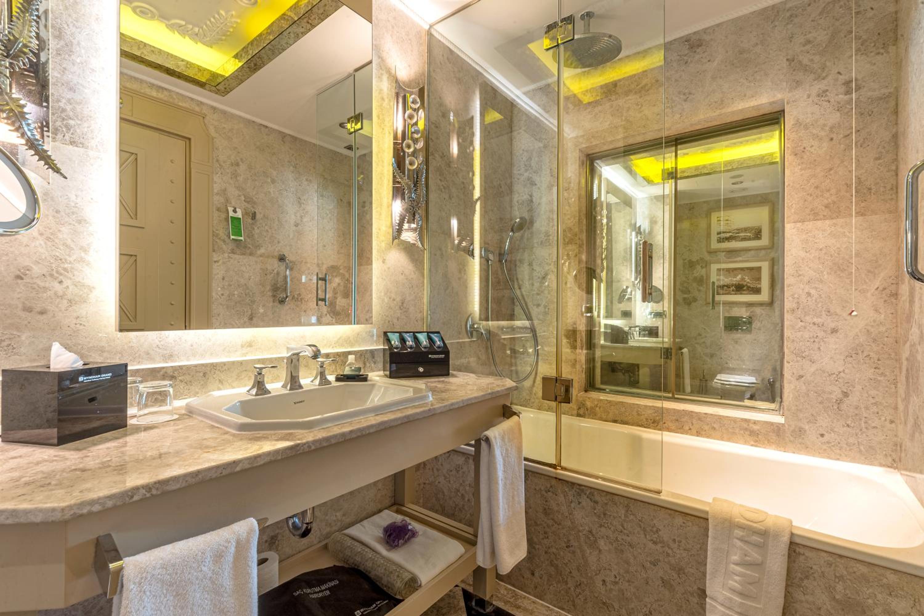 Deluxe King Room with City View - Photo 14