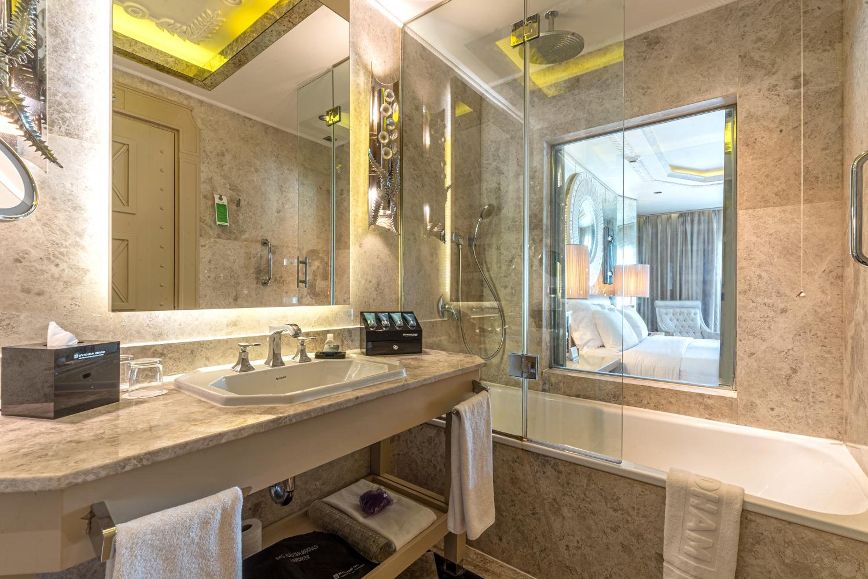 Deluxe King Room with City View - Photo 15