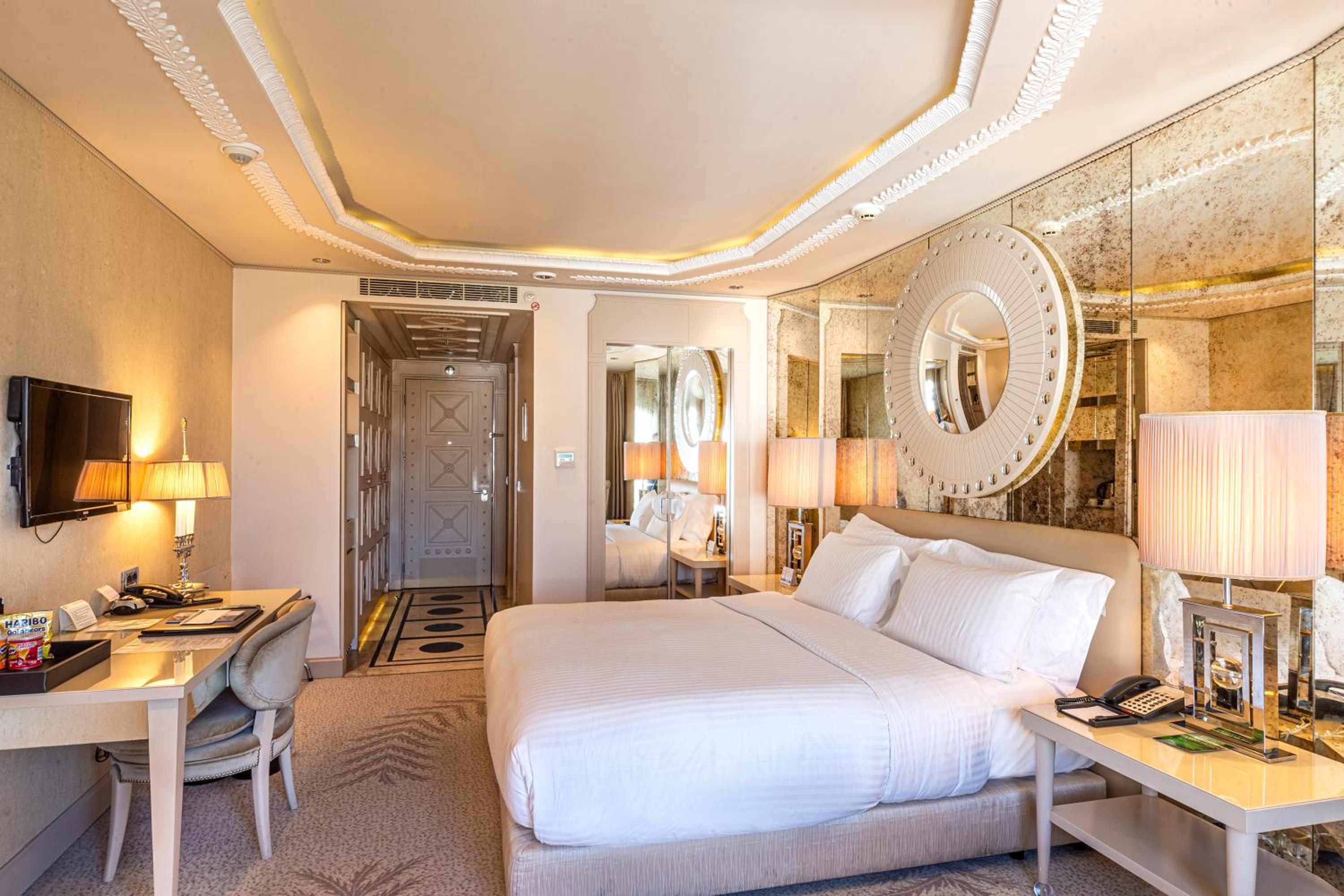 Deluxe King Room with City View - Photo 17