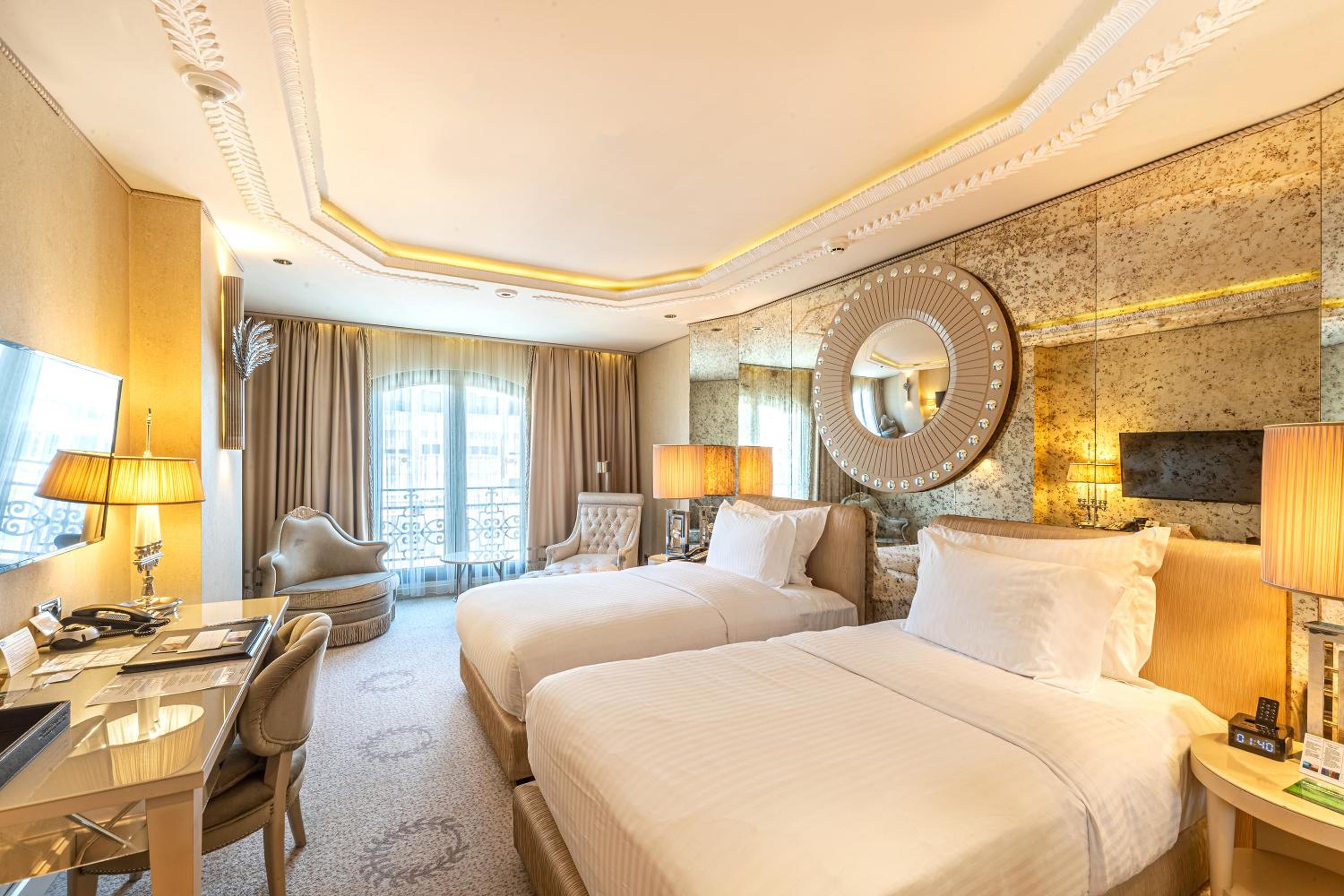 Deluxe Twin Room with City View - Photo 6