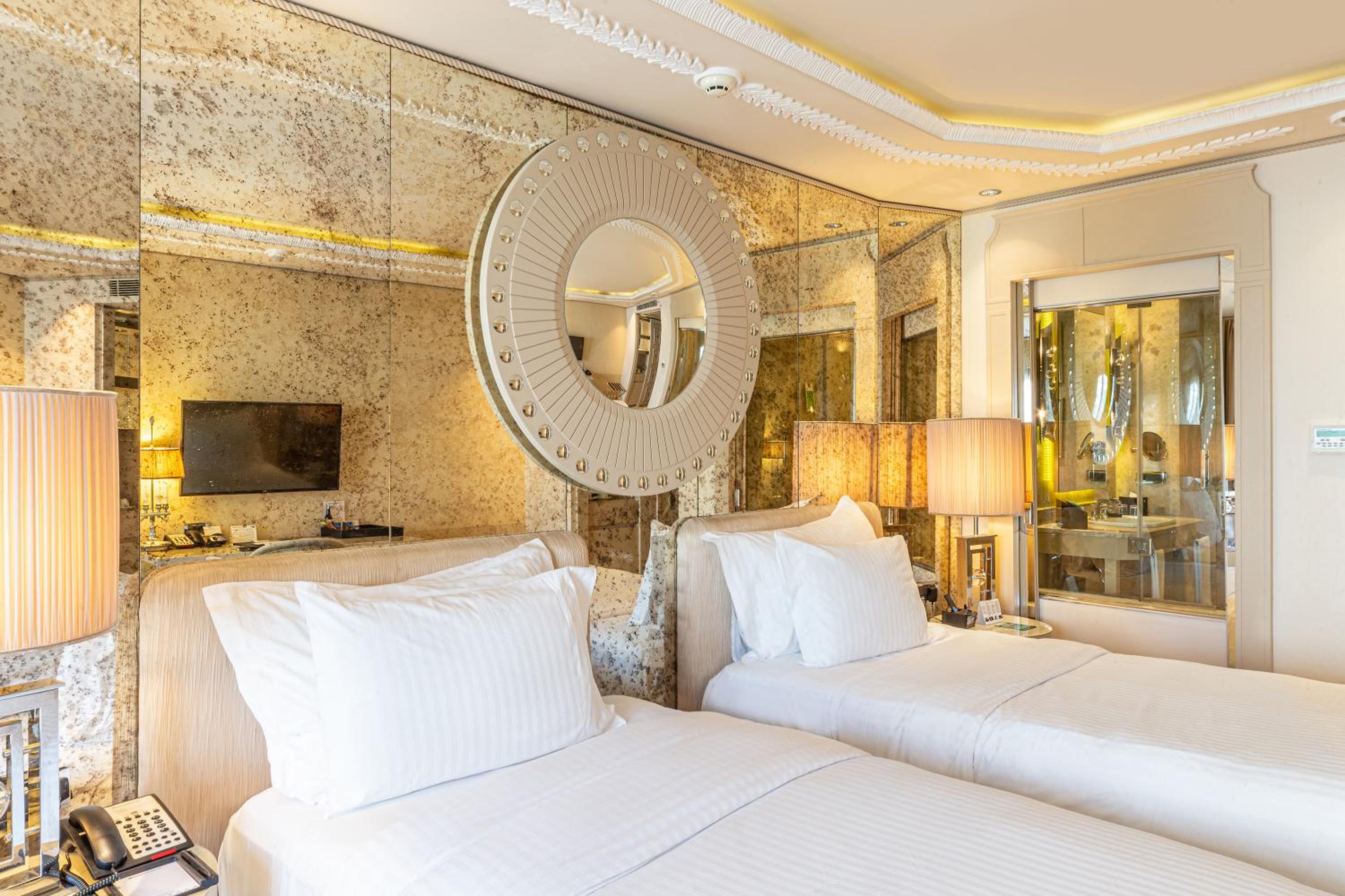 Deluxe Twin Room with City View - Photo 7