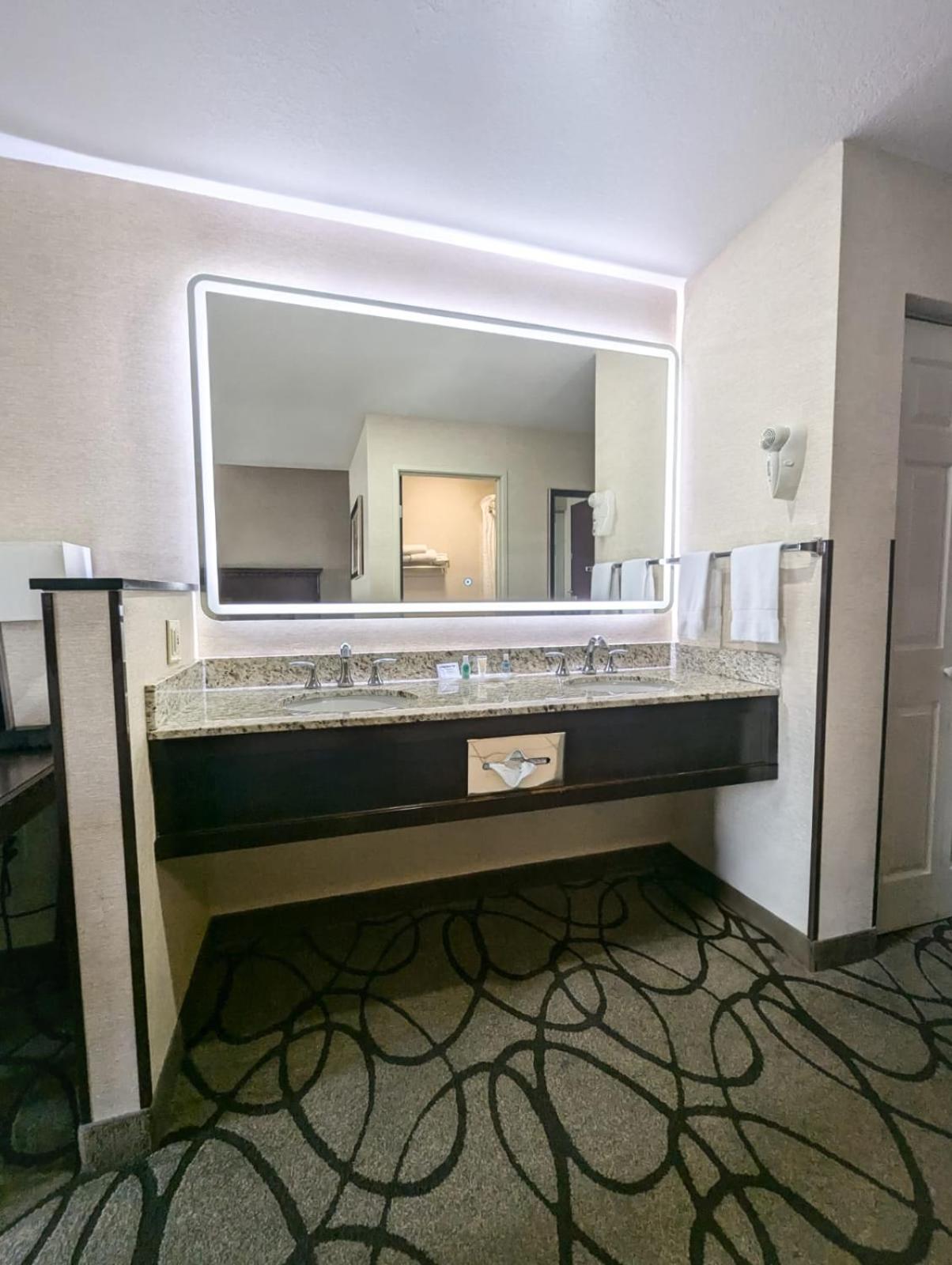 Queen Suite - Non-Smoking - Photo 3