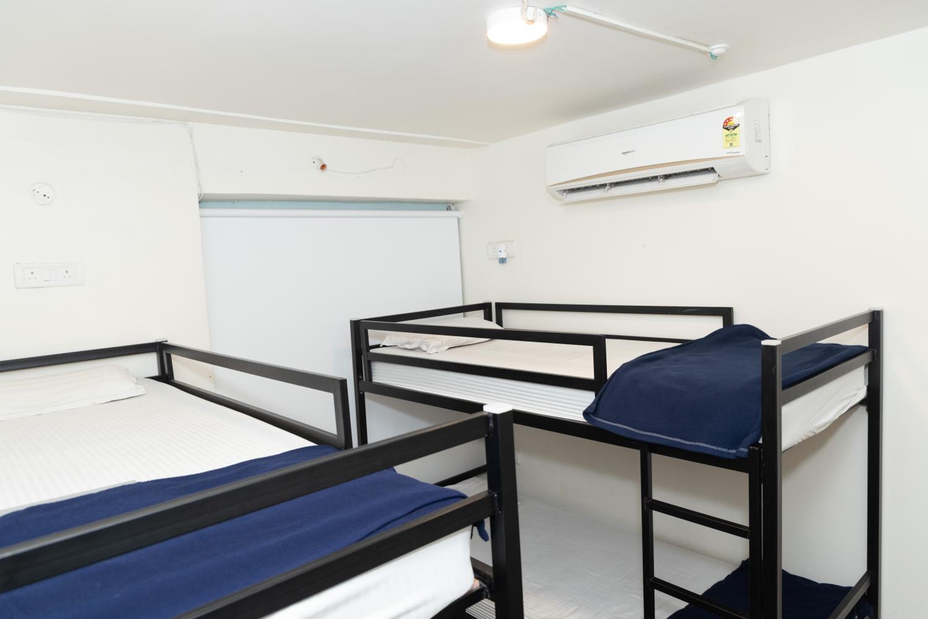 Bed in 4-Bed Mixed Dormitory Room photo 2