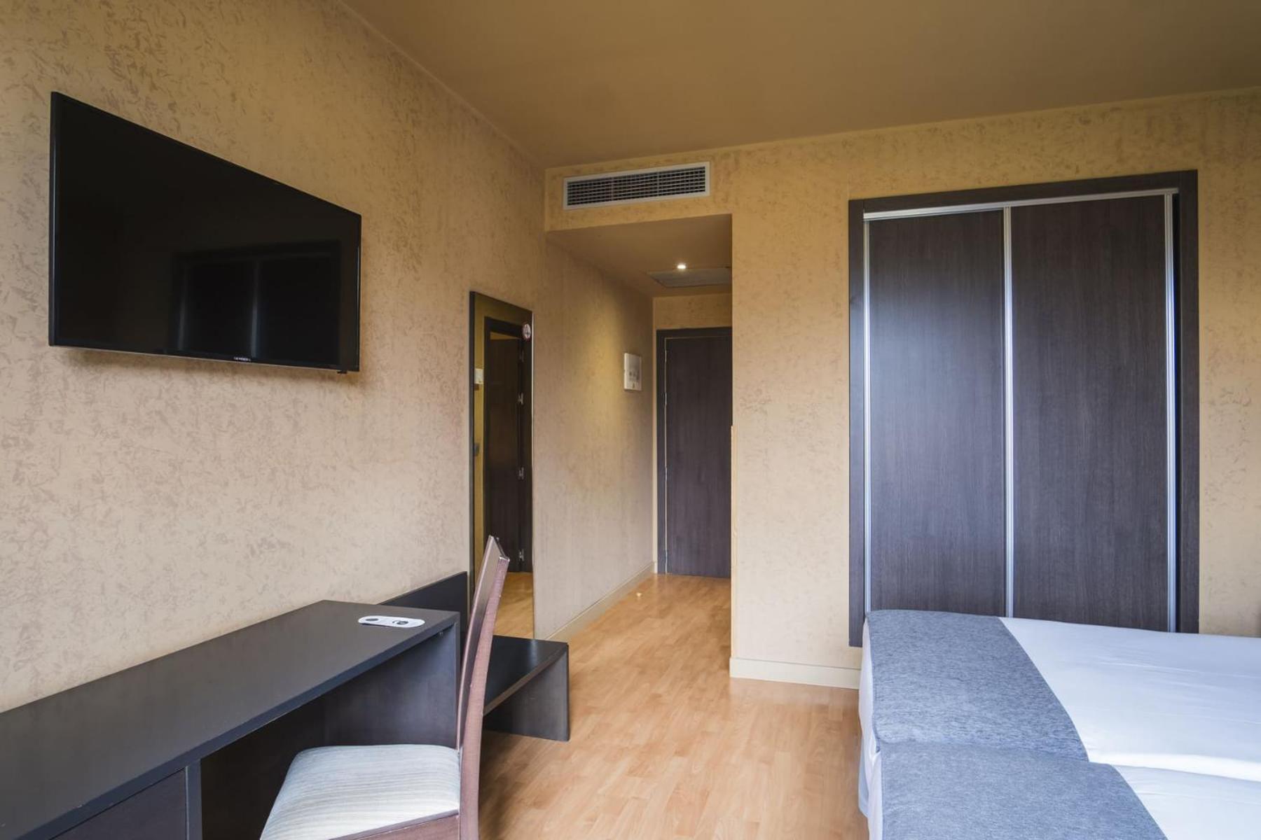 Twin Room - Photo 9