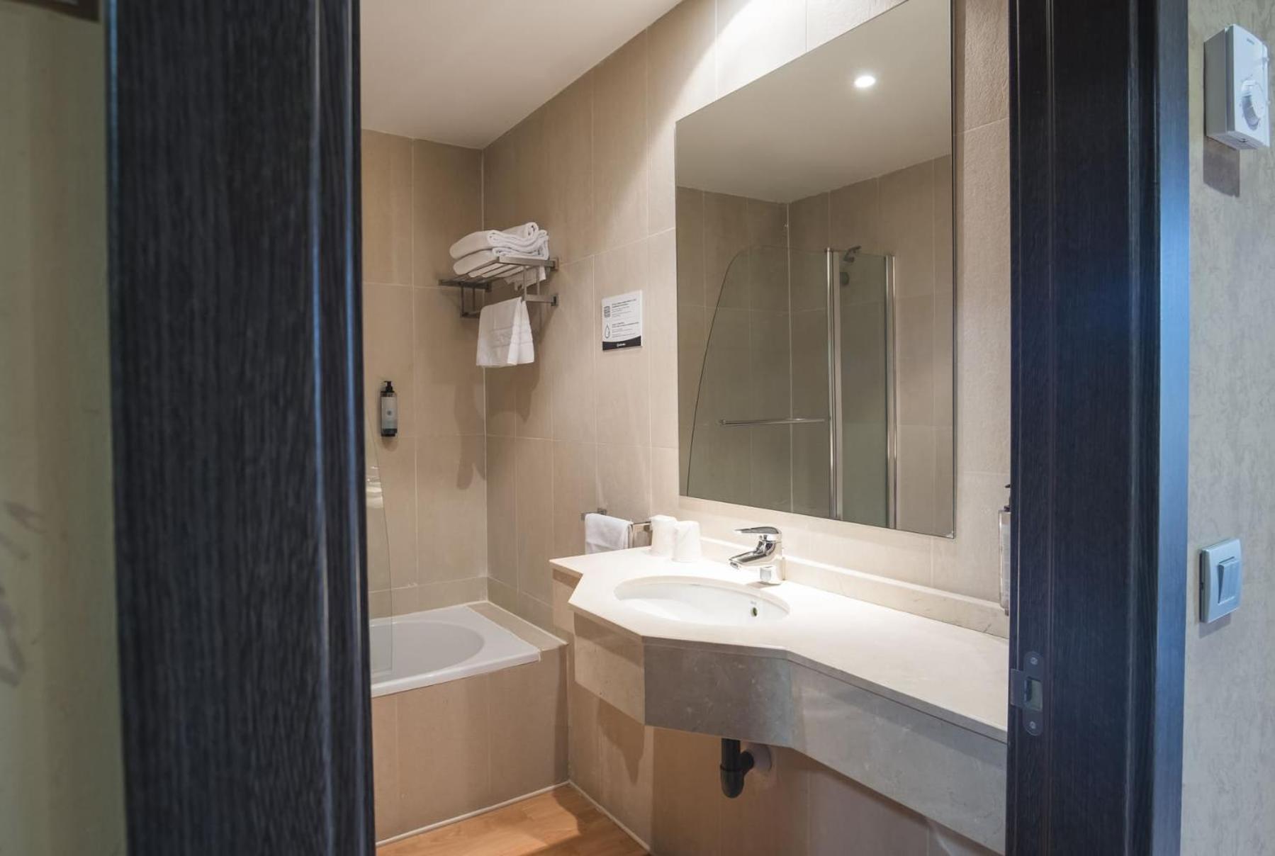 Twin Room - Photo 10
